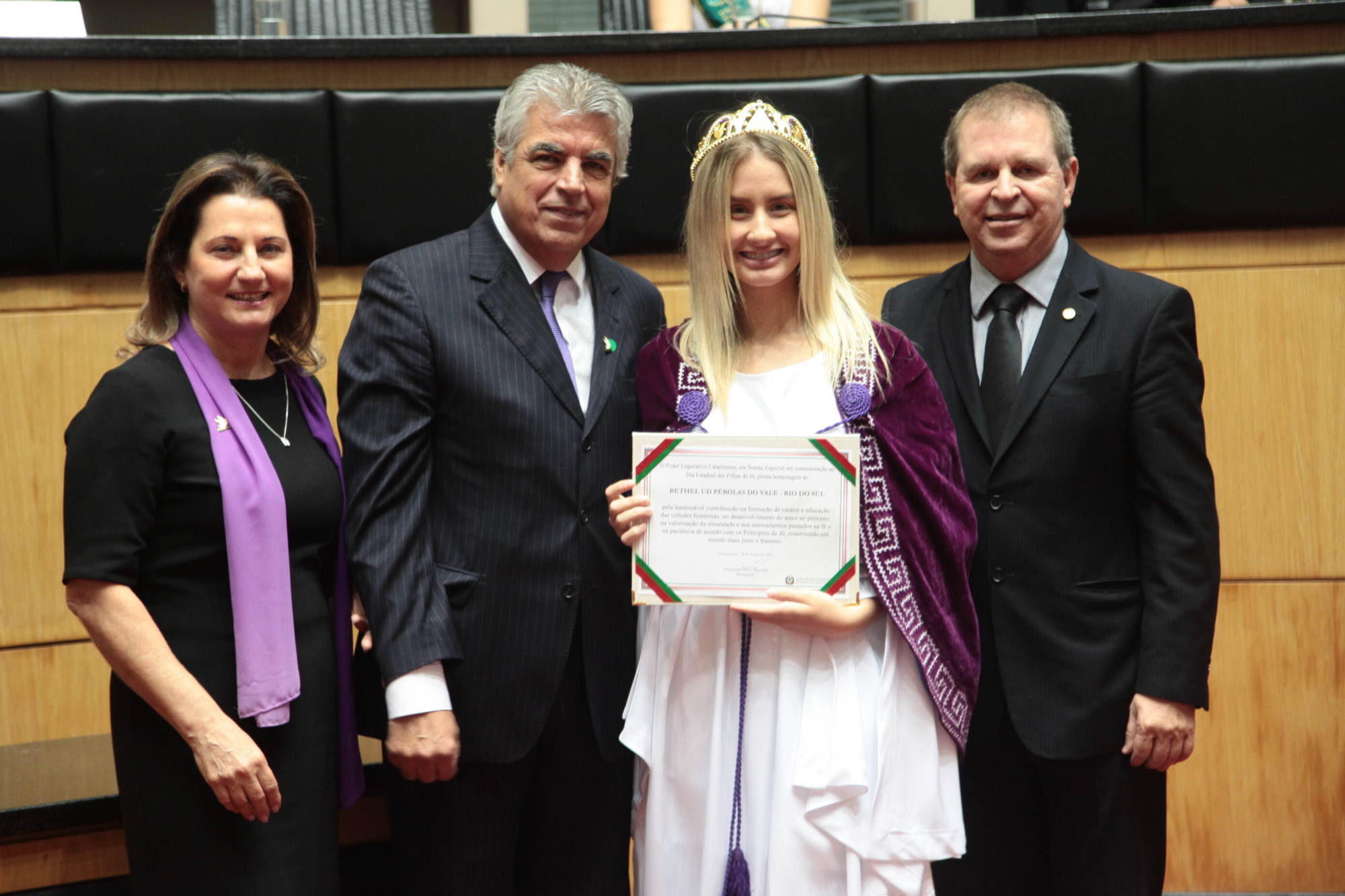 Homenageadas recebem certificados.