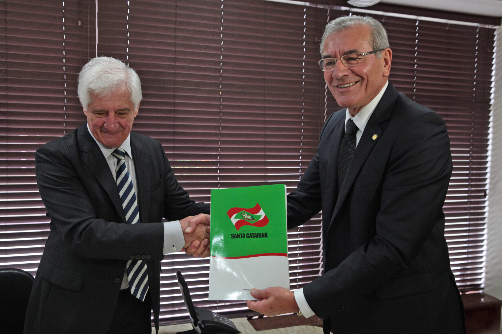 Alesc recebe projeto que reajusta salário mínimo regional