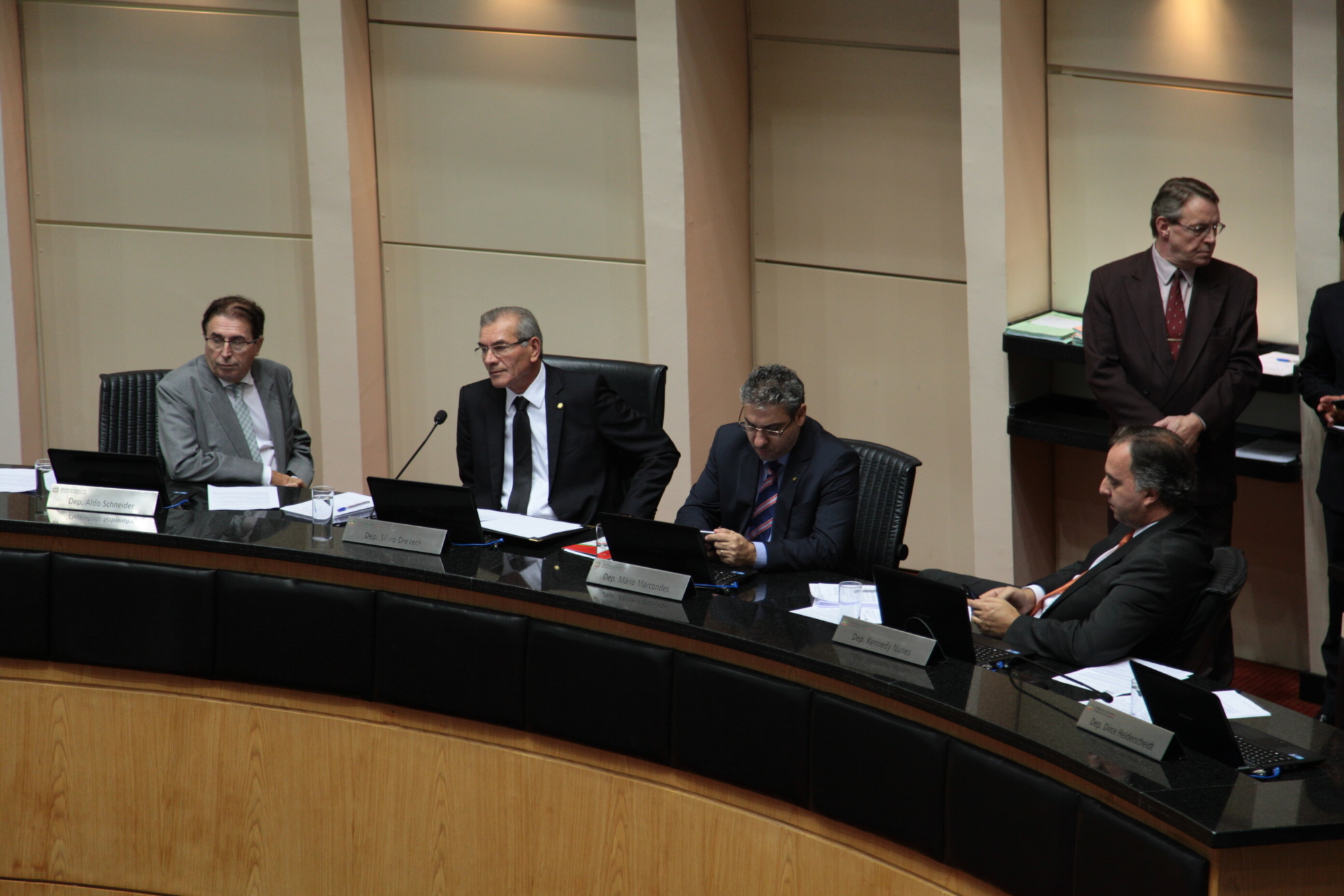 PEC que acaba com aposentadoria de ex-governadores avança