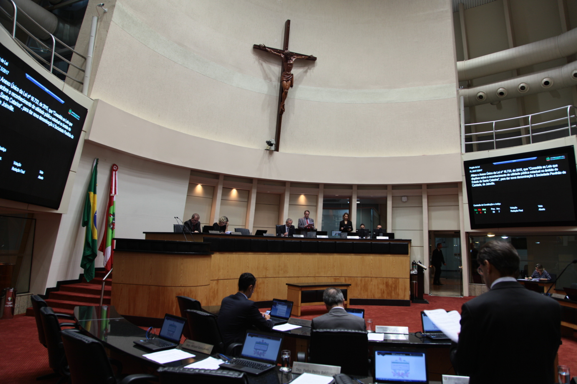 Plenário mantém vetos a projetos sobre direitos do consumidor e aborto