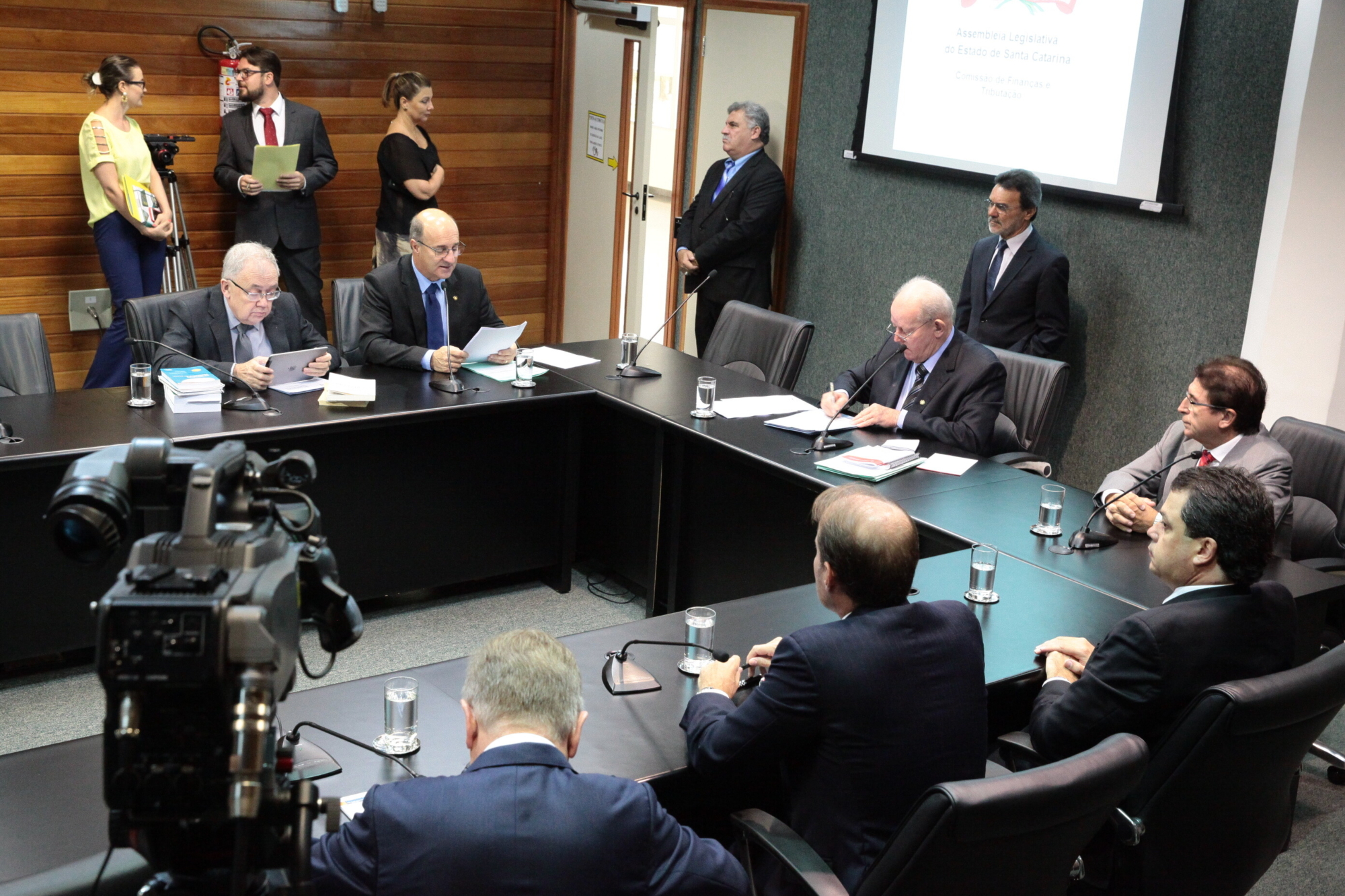 Finanças aprova projetos sobre escalonamento dos vencimentos do TJSC e MPSC