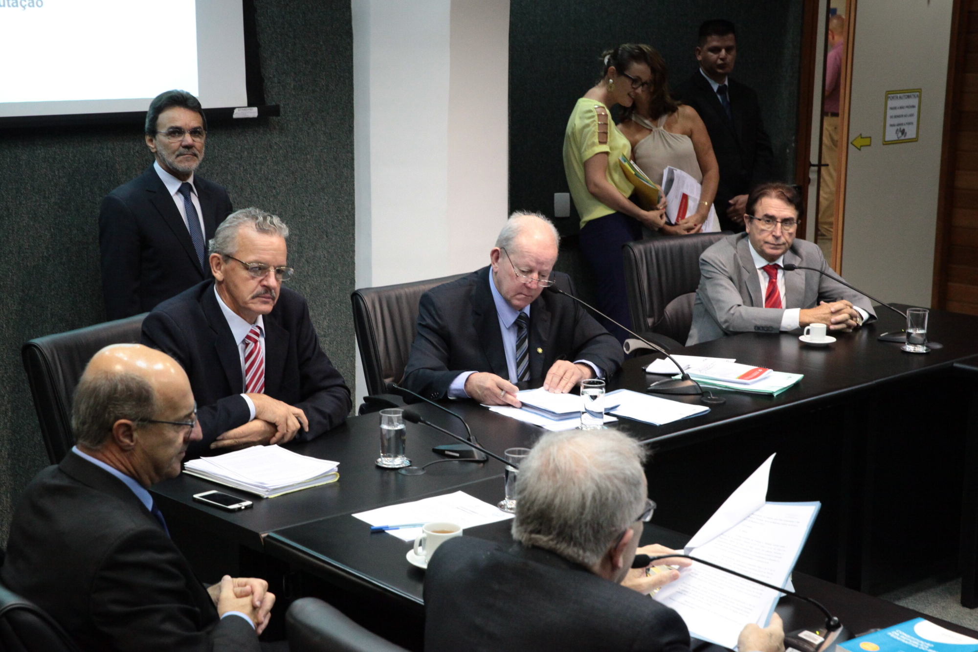 Finanças aprova PLCs que alteram vencimento dos membros do MP e TJ