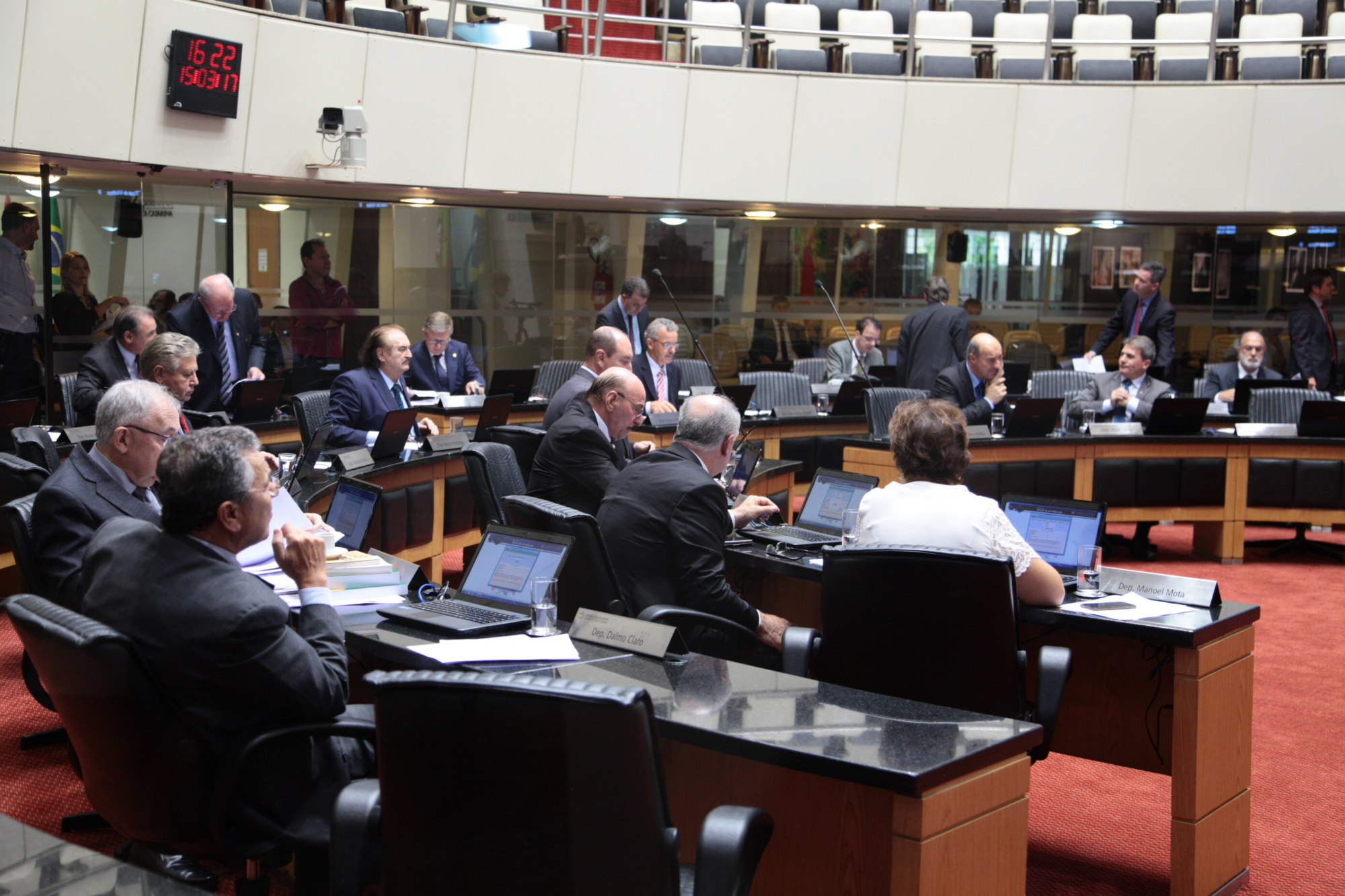Parlamento derruba dois vetos do governo do Estado a projetos de lei