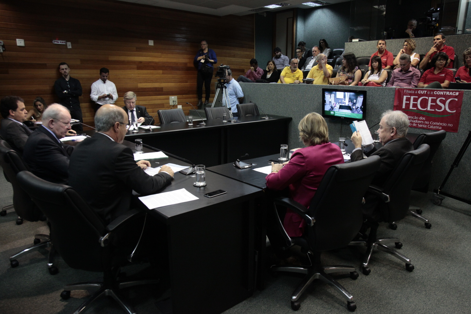 Projeto que reajusta salário mínimo regional passa pela Comissão de Finanças