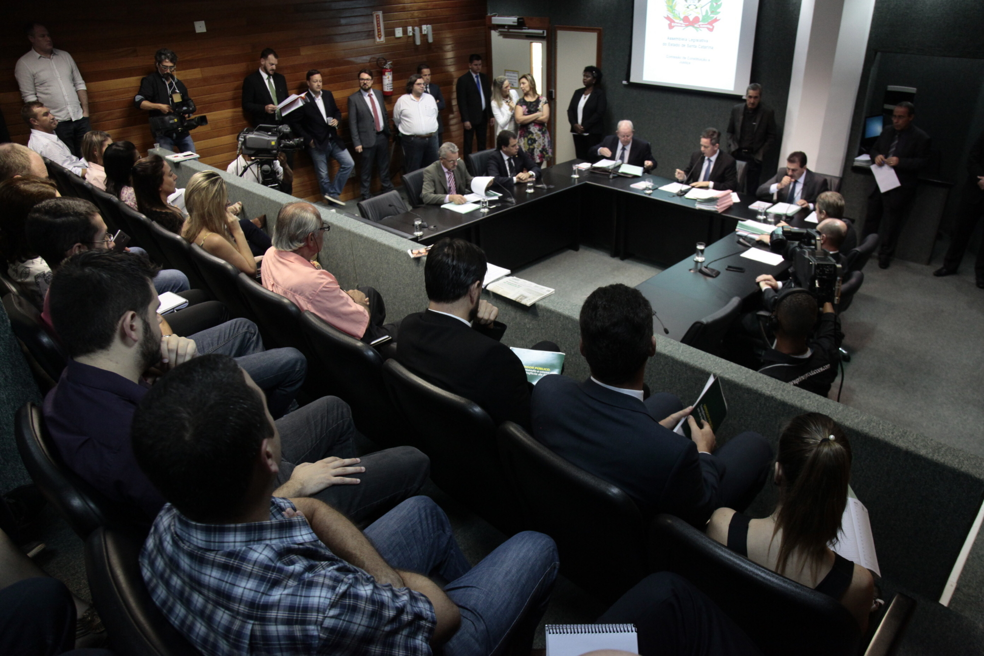 Alesc tem duas PECs sobre aposentadoria de ex-governadores em tramitação