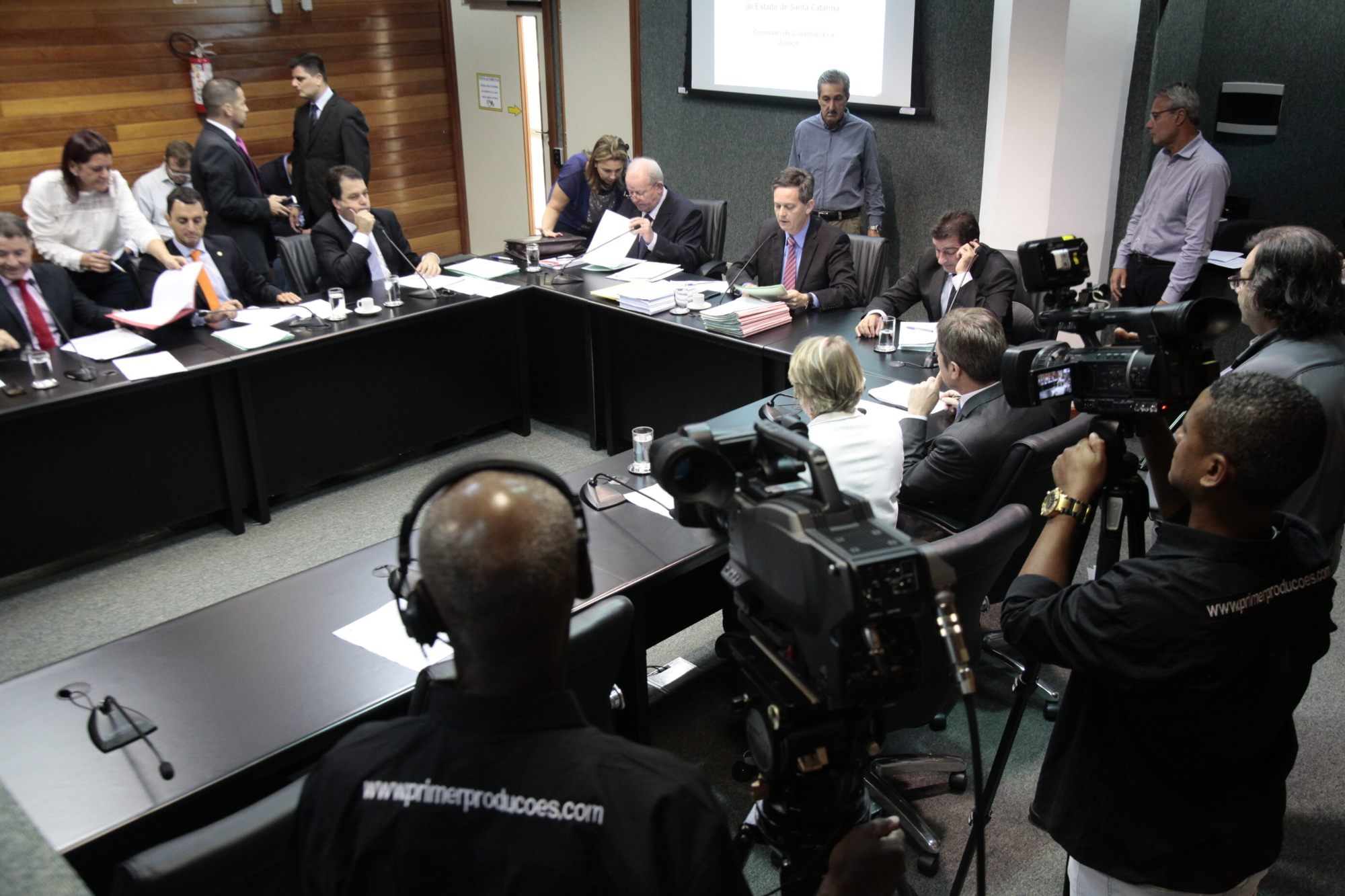 PEC que acaba com aposentadoria de ex-governadores começa a tramitar na Alesc