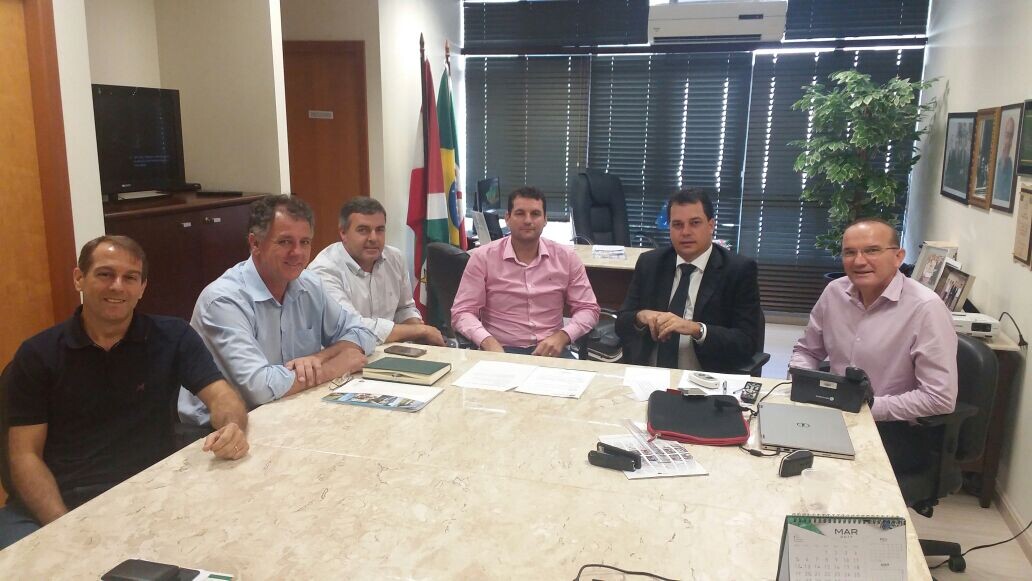 Deputado Rodrigo Minotto recebe prefeitos e vereadores