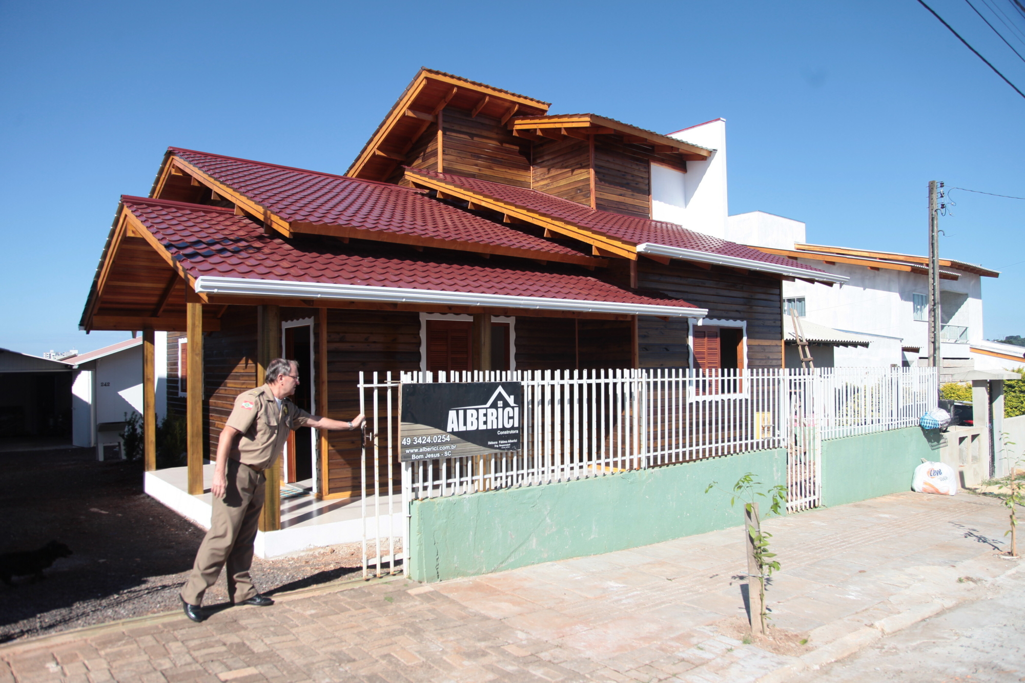 Irineu Sberse e a nova casa, cuja reconstrução foi concluída recentemente