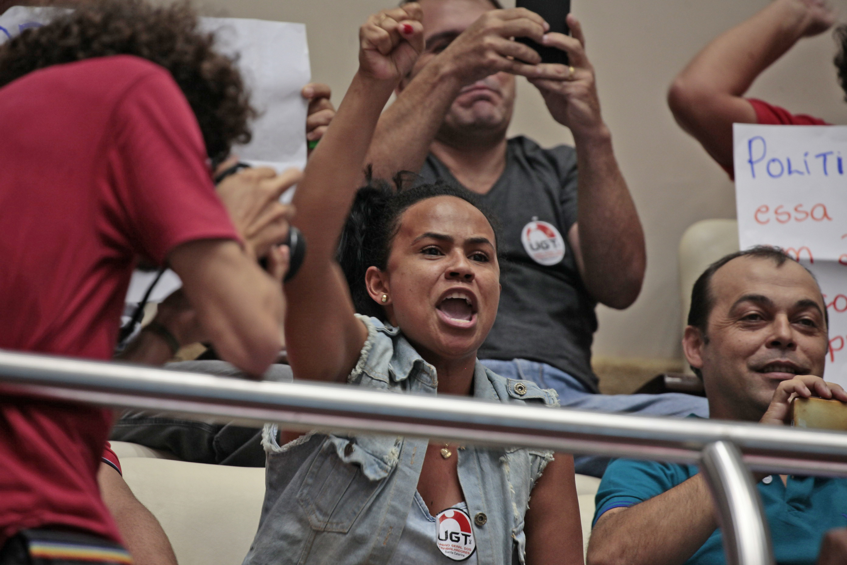 Protesto nas Galerias da Alesc Interrompe Fórum Sobre a Reforma Trabalhista.
