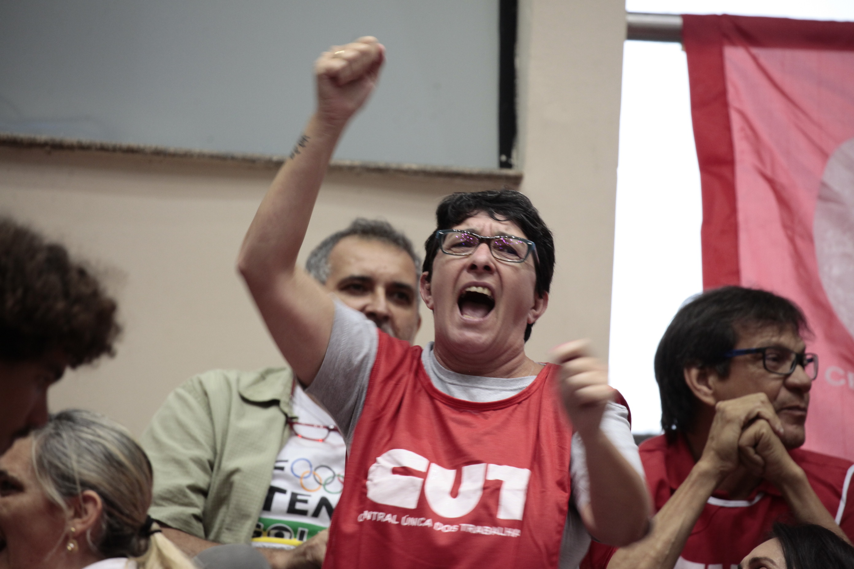 Protesto nas Galerias da Alesc Interrompe Fórum Sobre a Reforma Trabalhista.