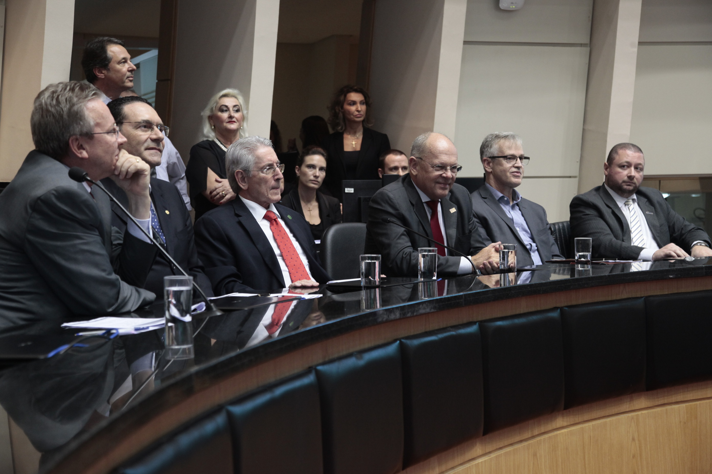 Protesto nas Galerias da Alesc Interrompe Fórum Sobre a Reforma Trabalhista.