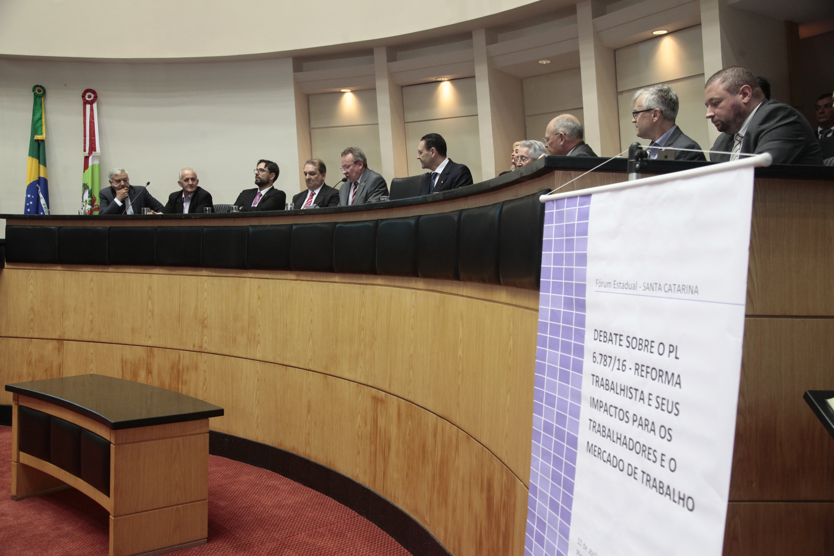 Protesto nas Galerias da Alesc Interrompe Fórum Sobre a Reforma Trabalhista.