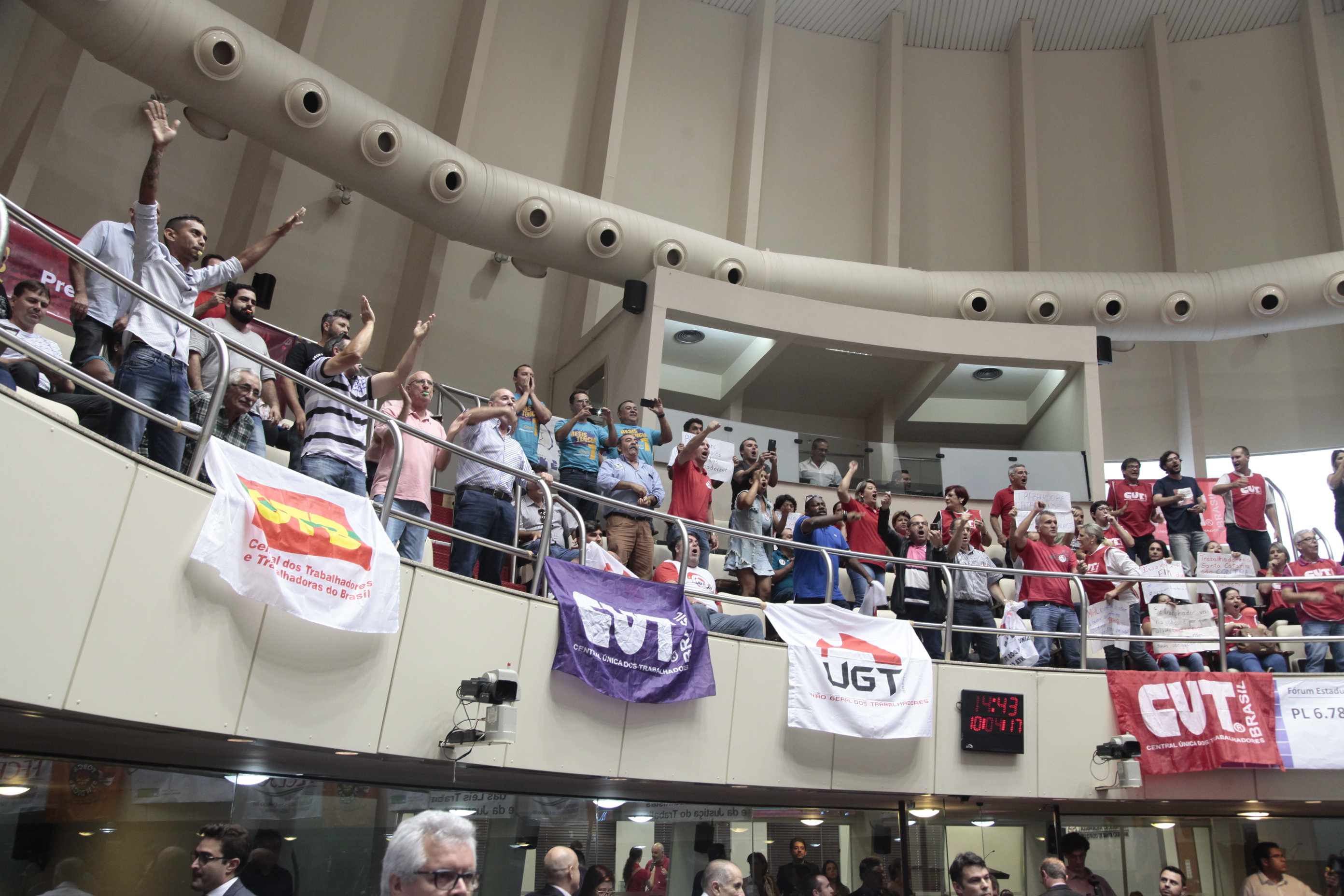 Protesto nas Galerias da Alesc Interrompe Fórum Sobre a Reforma Trabalhista.