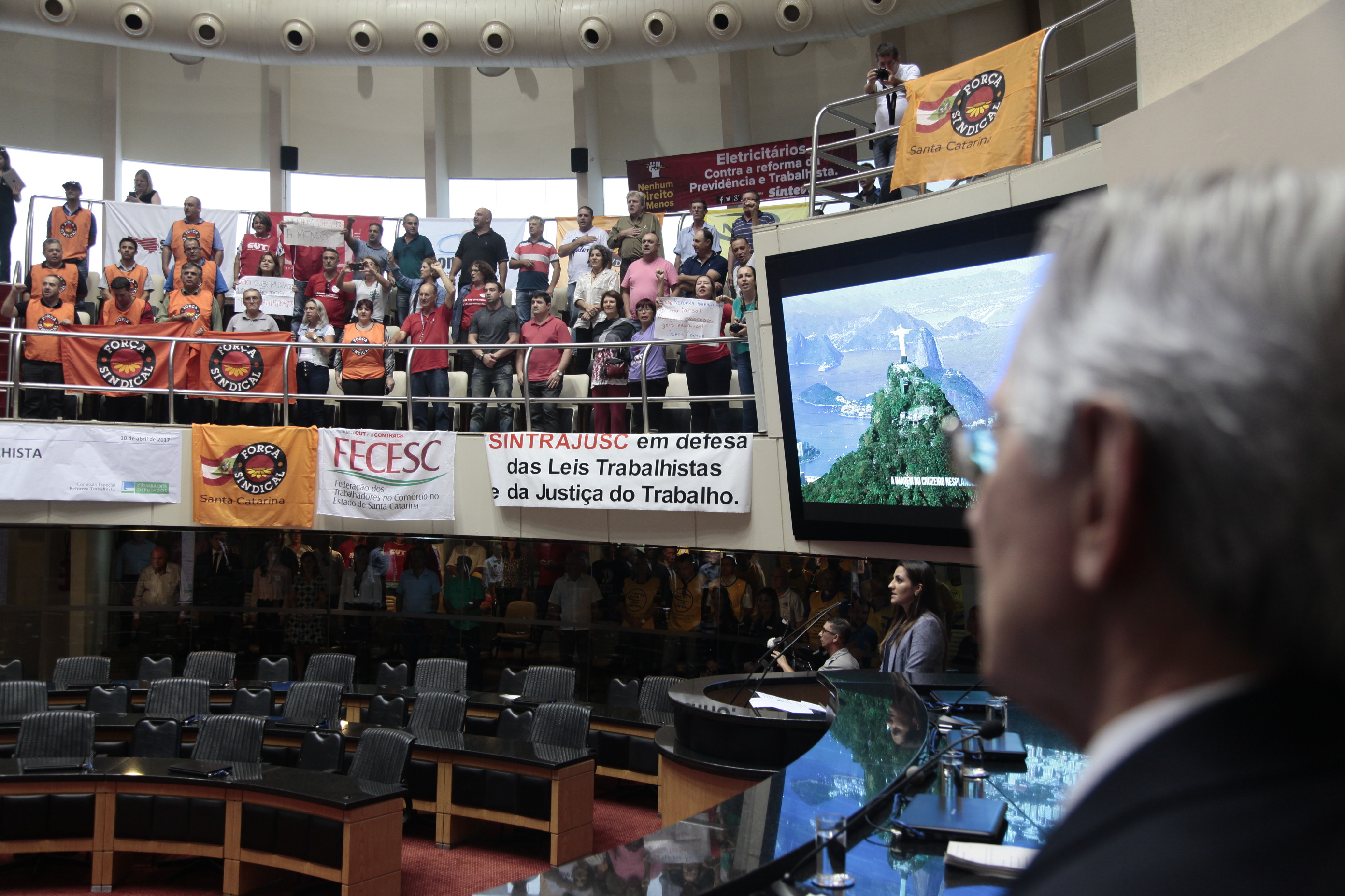 Protesto nas Galerias da Alesc Interrompe Fórum Sobre a Reforma Trabalhista.