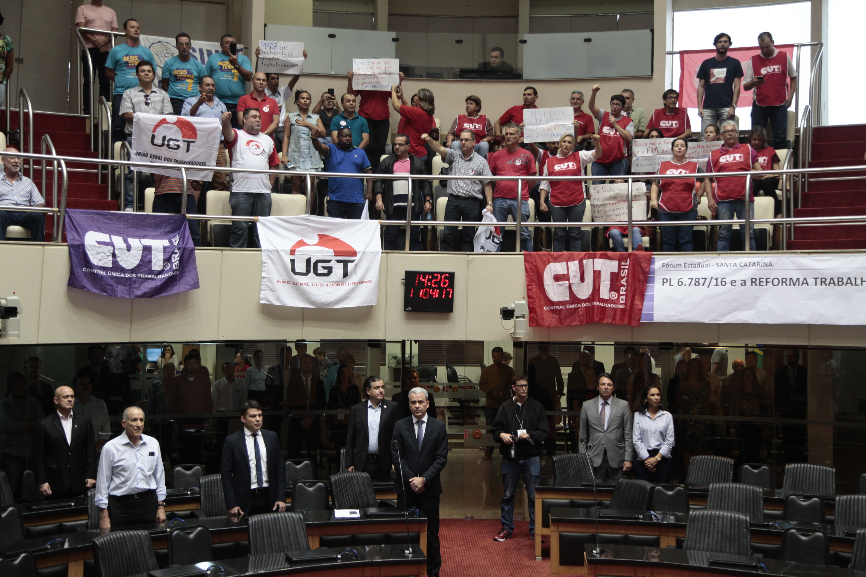 Protesto nas Galerias da Alesc Interrompe Fórum Sobre a Reforma Trabalhista.