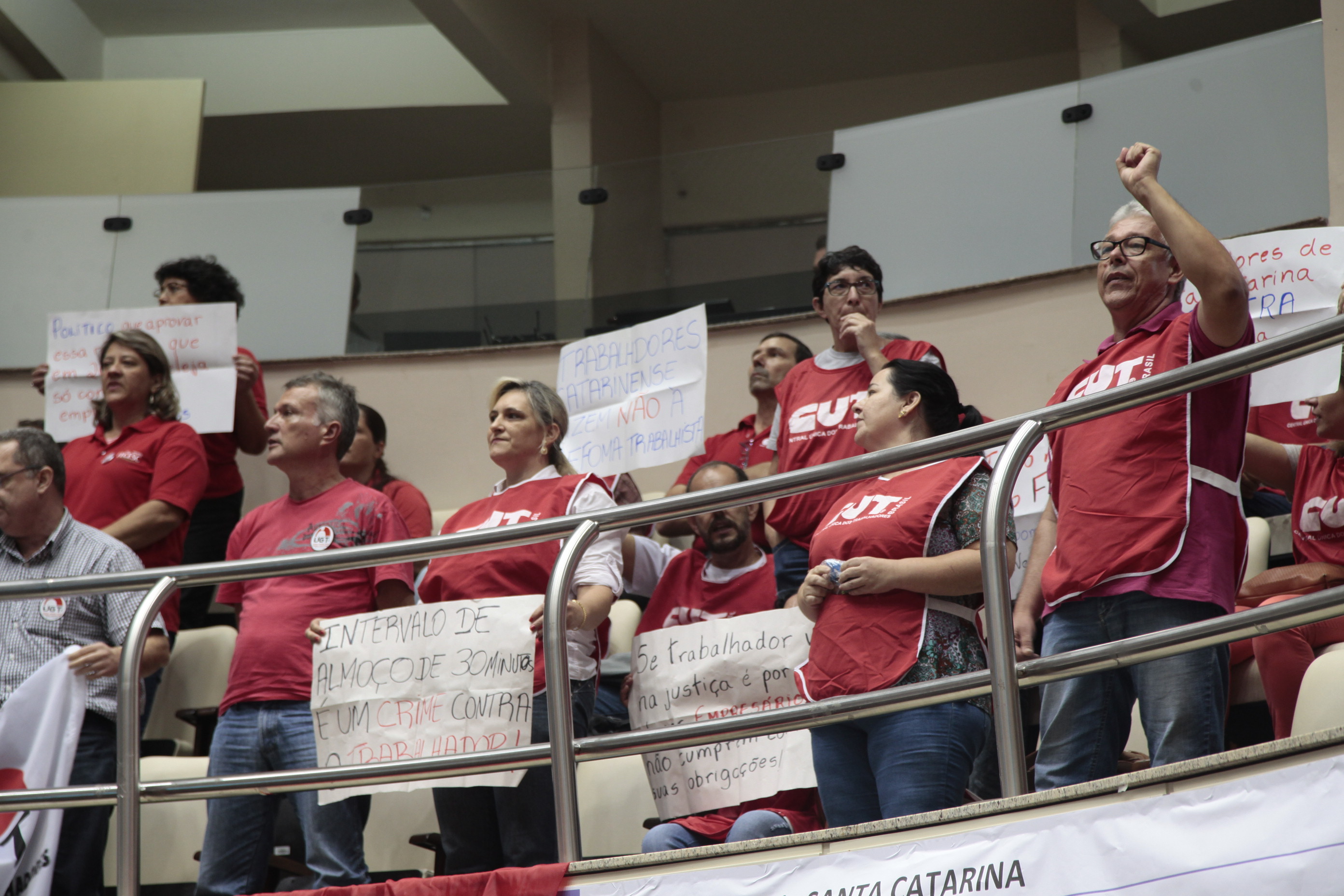 Protesto nas Galerias da Alesc Interrompe Fórum Sobre a Reforma Trabalhista.