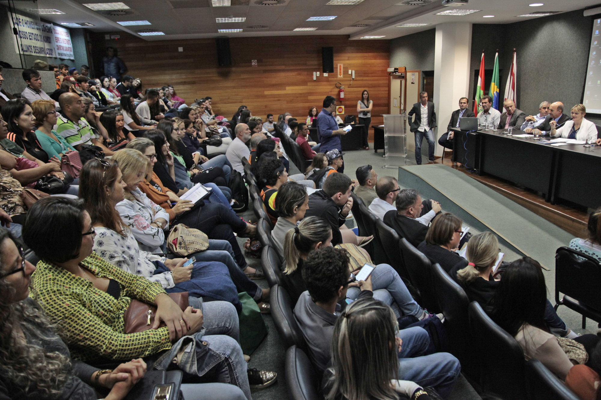 Escolas fechadas: comunidade cobra responsabilidade do governo