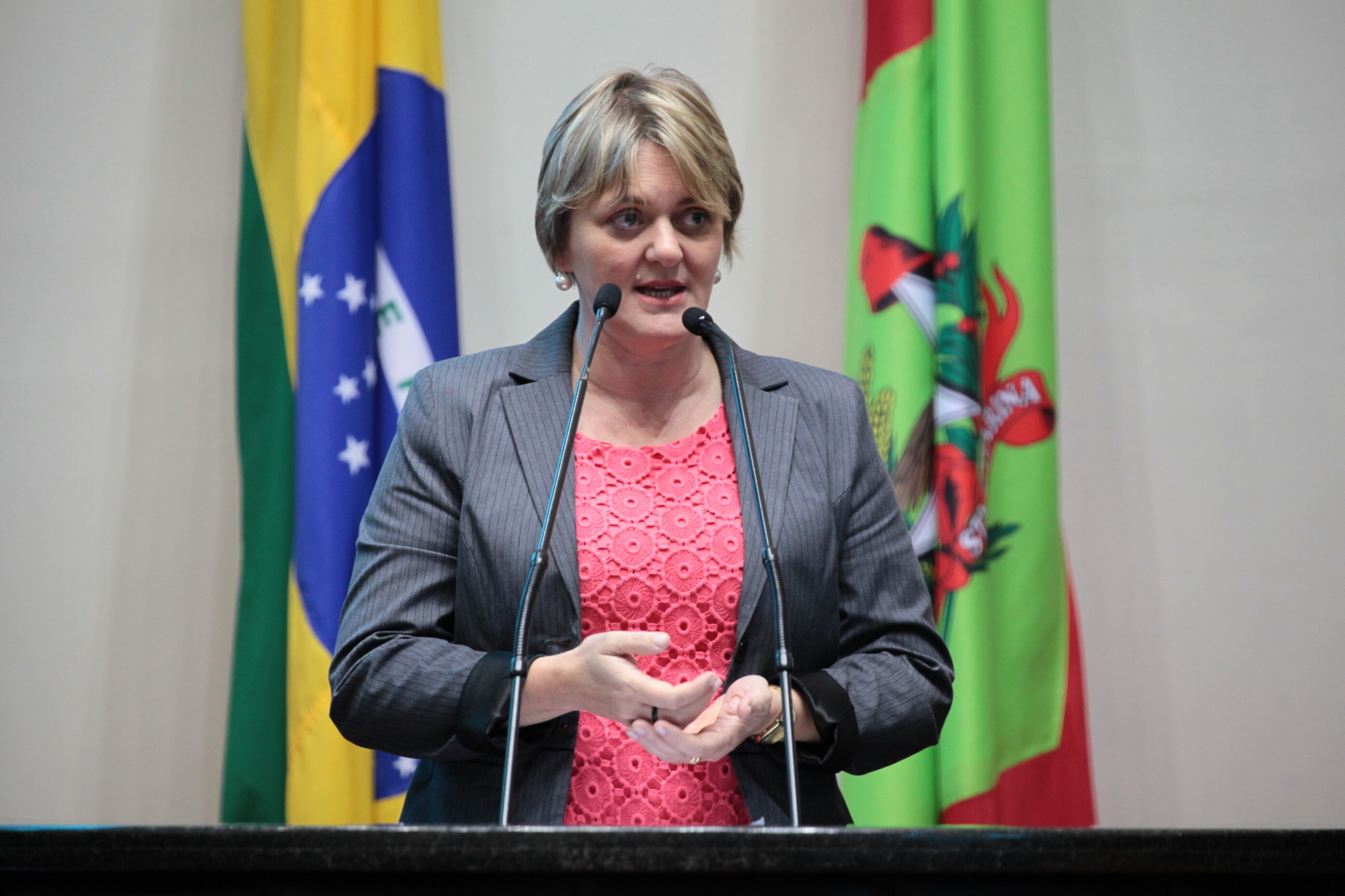 Deputada Luciane questiona alteração do horário noturno nas escolas