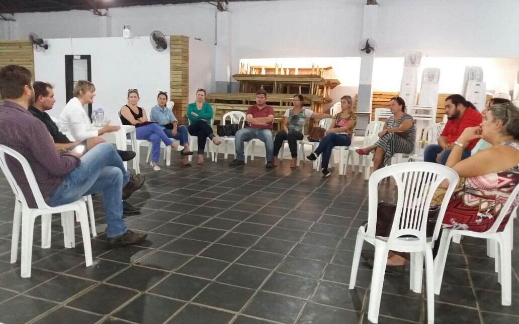 Após visitar as escolas, a deputada Luciane Carminatti se reuniu com professores para conversar sobre a situação nas escolas interditadas