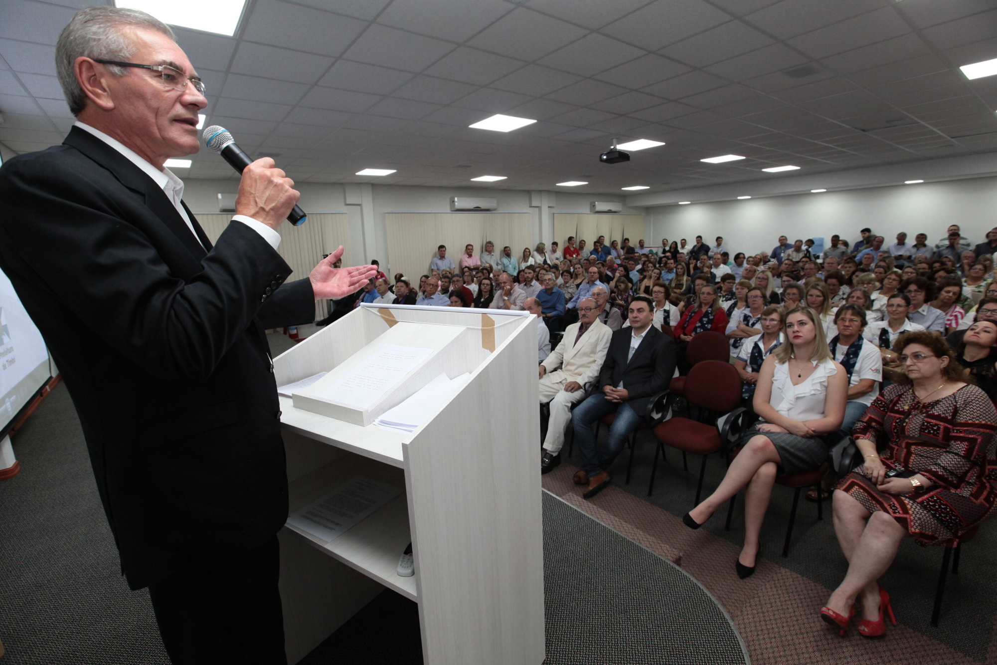 Dreveck acompanha inauguração de UTI e ouve demandas da Acimvi