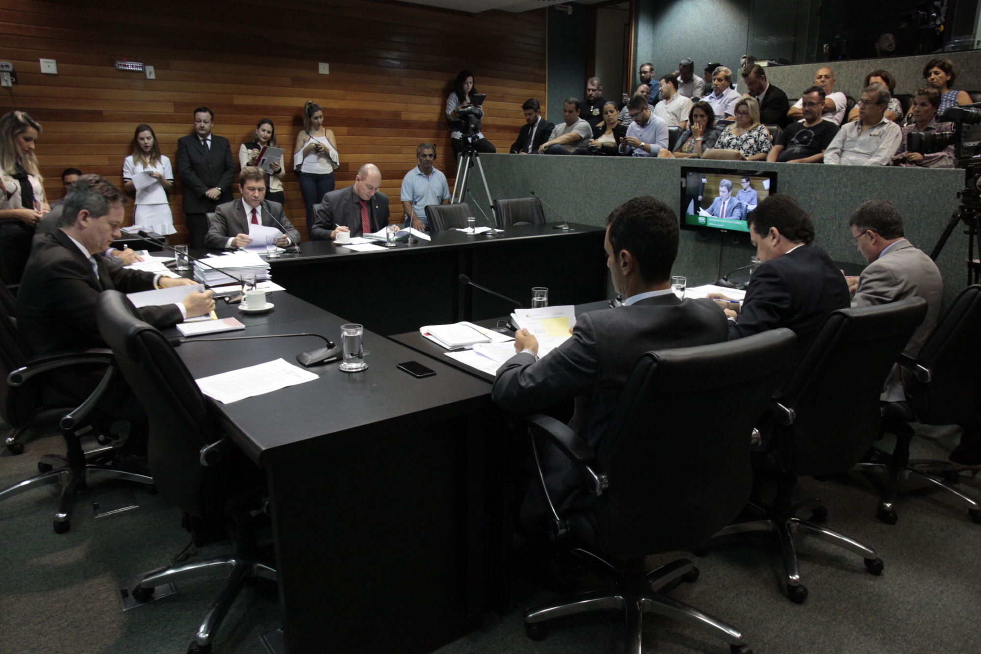 CCJ aprova projeto do governo que extingue Cohab e Codesc