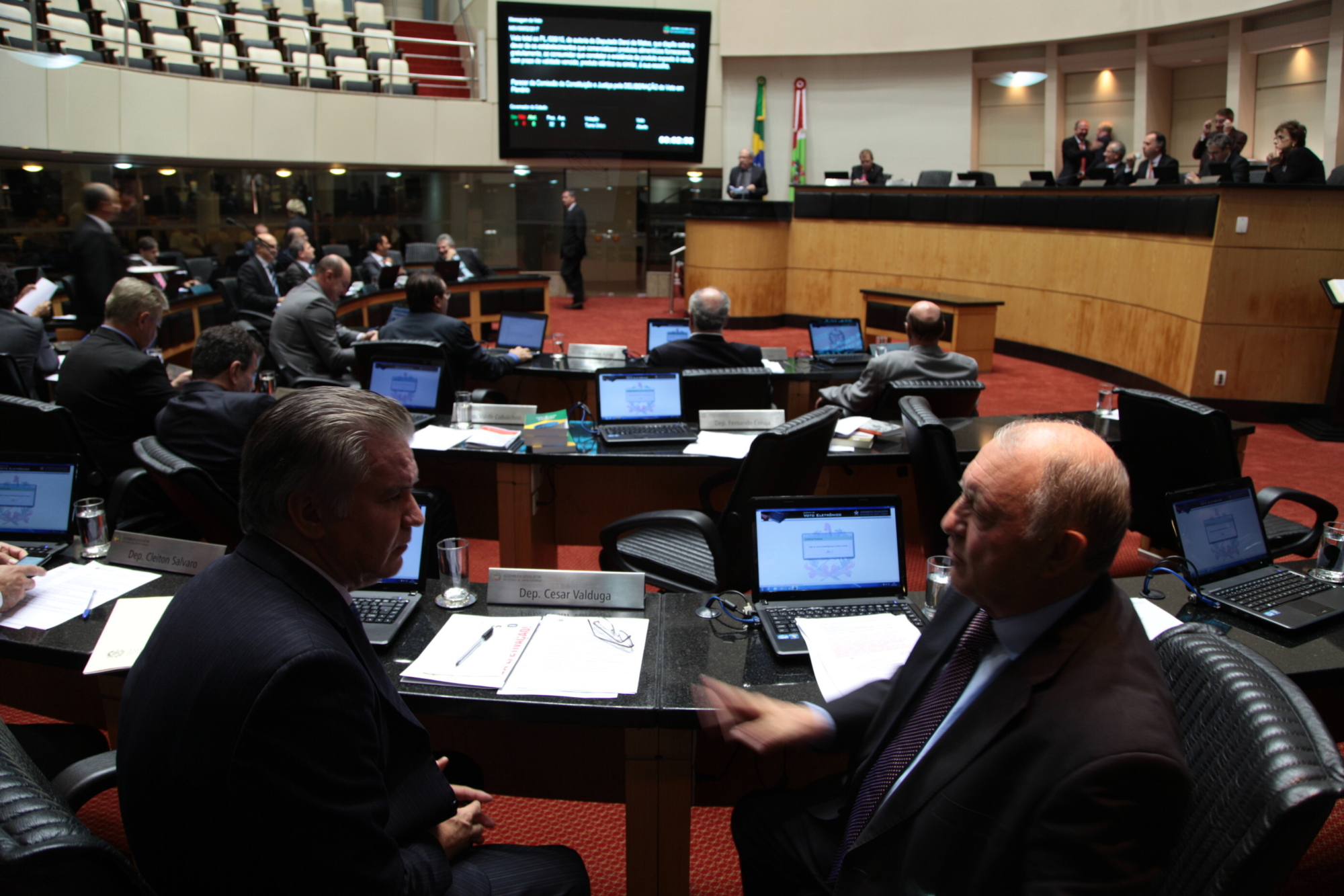 Deputados derrubam cinco vetos do governador a PLs do Legislativo