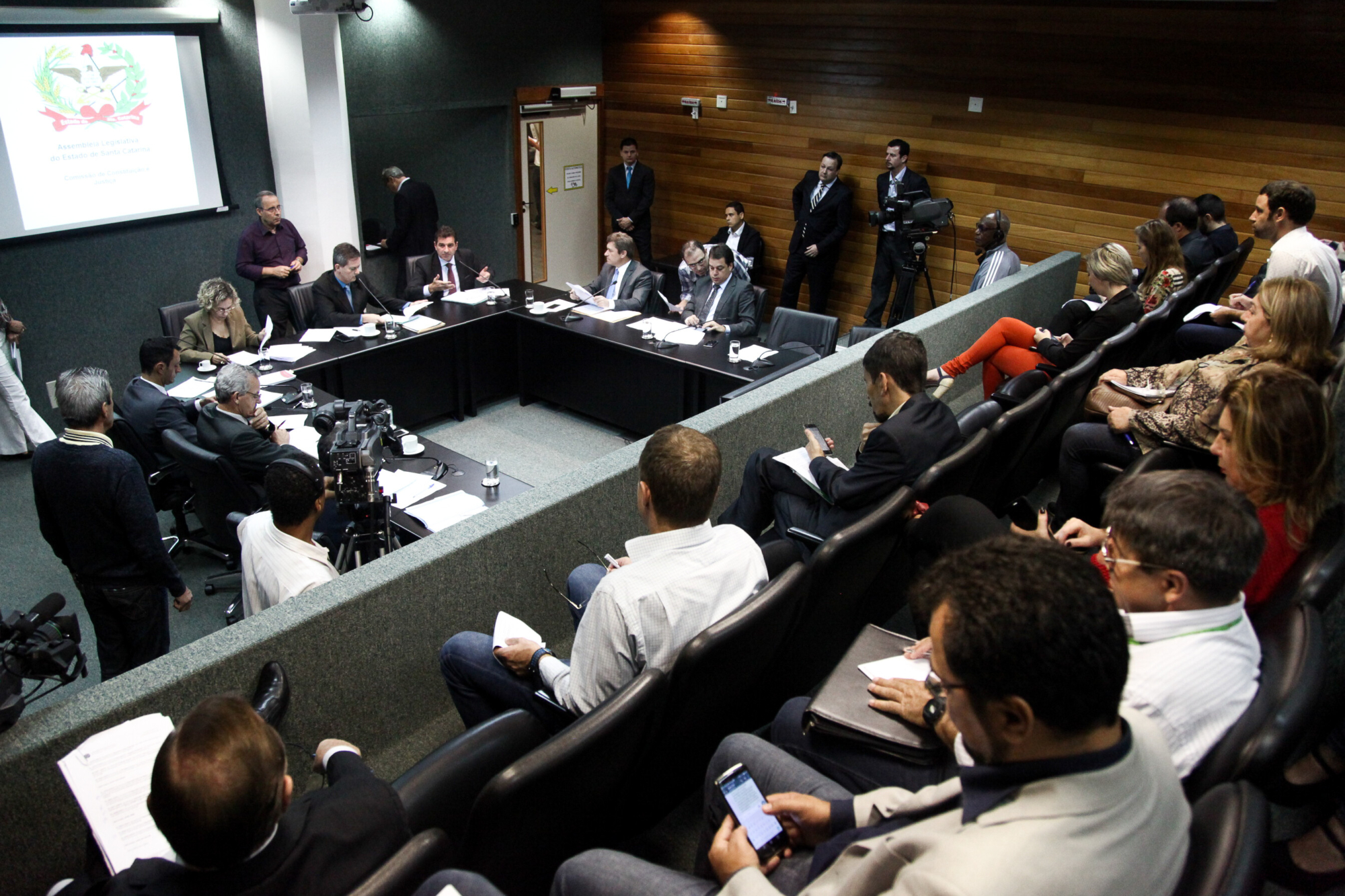 CCJ aprova PEC que limita o pagamento de pensão a ex-governadores
