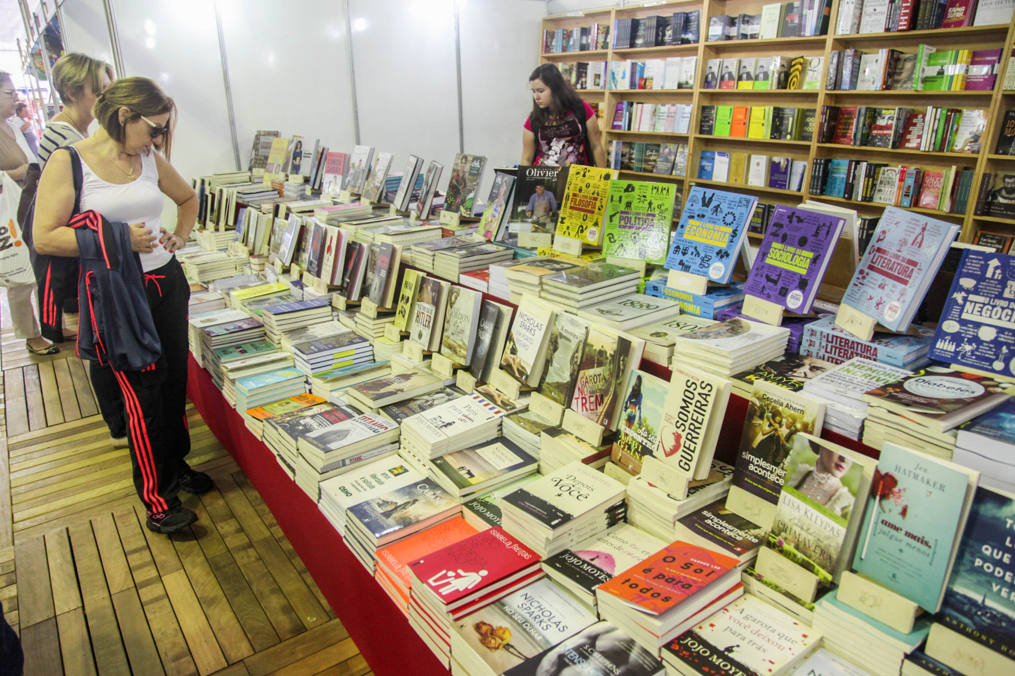 10ª Feira do Livro reúne mais de 30 mil títulos para todos os públicos na Capital