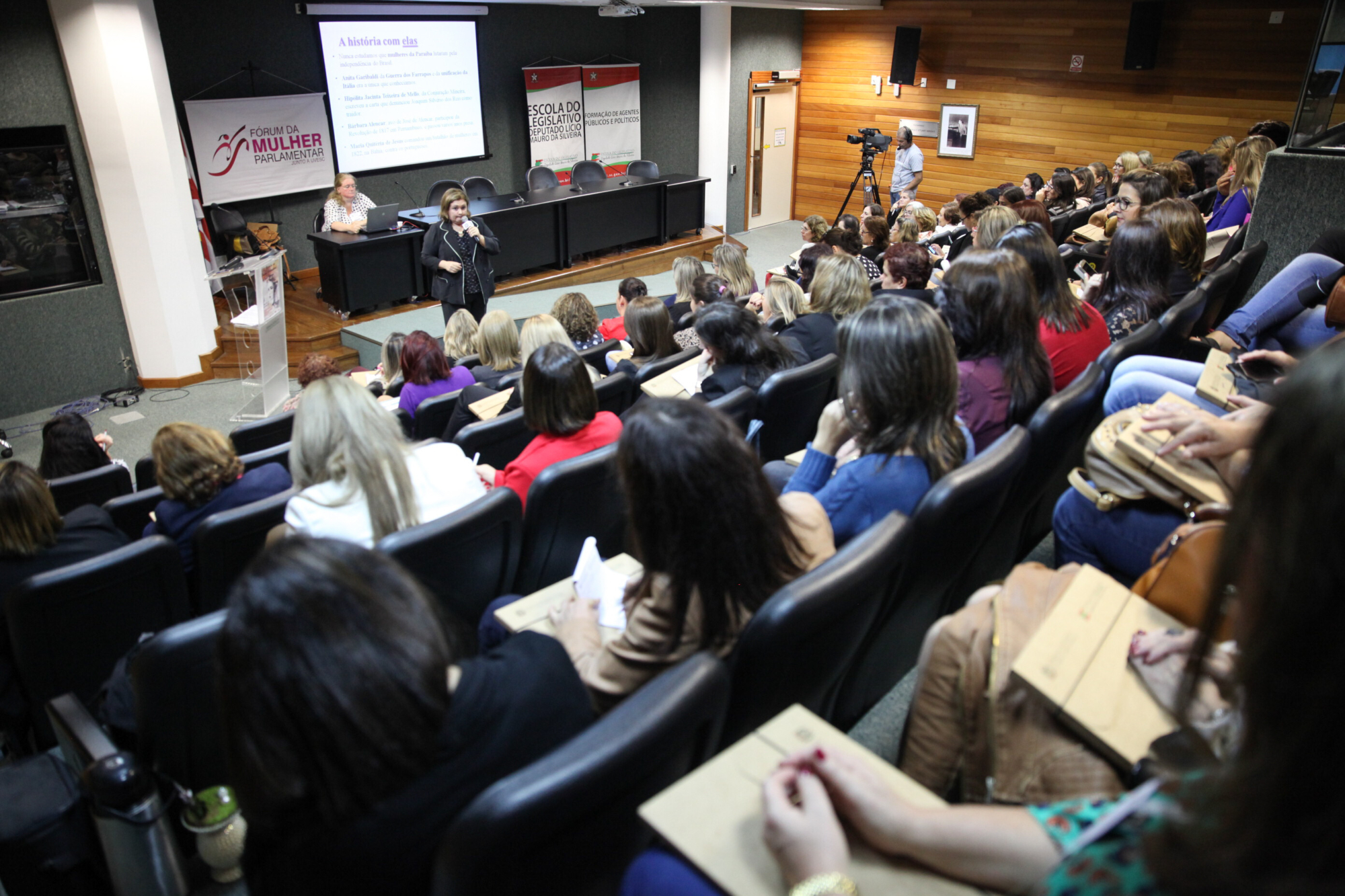 Encontro debate violência contra a mulher e gestão de mídias sociais