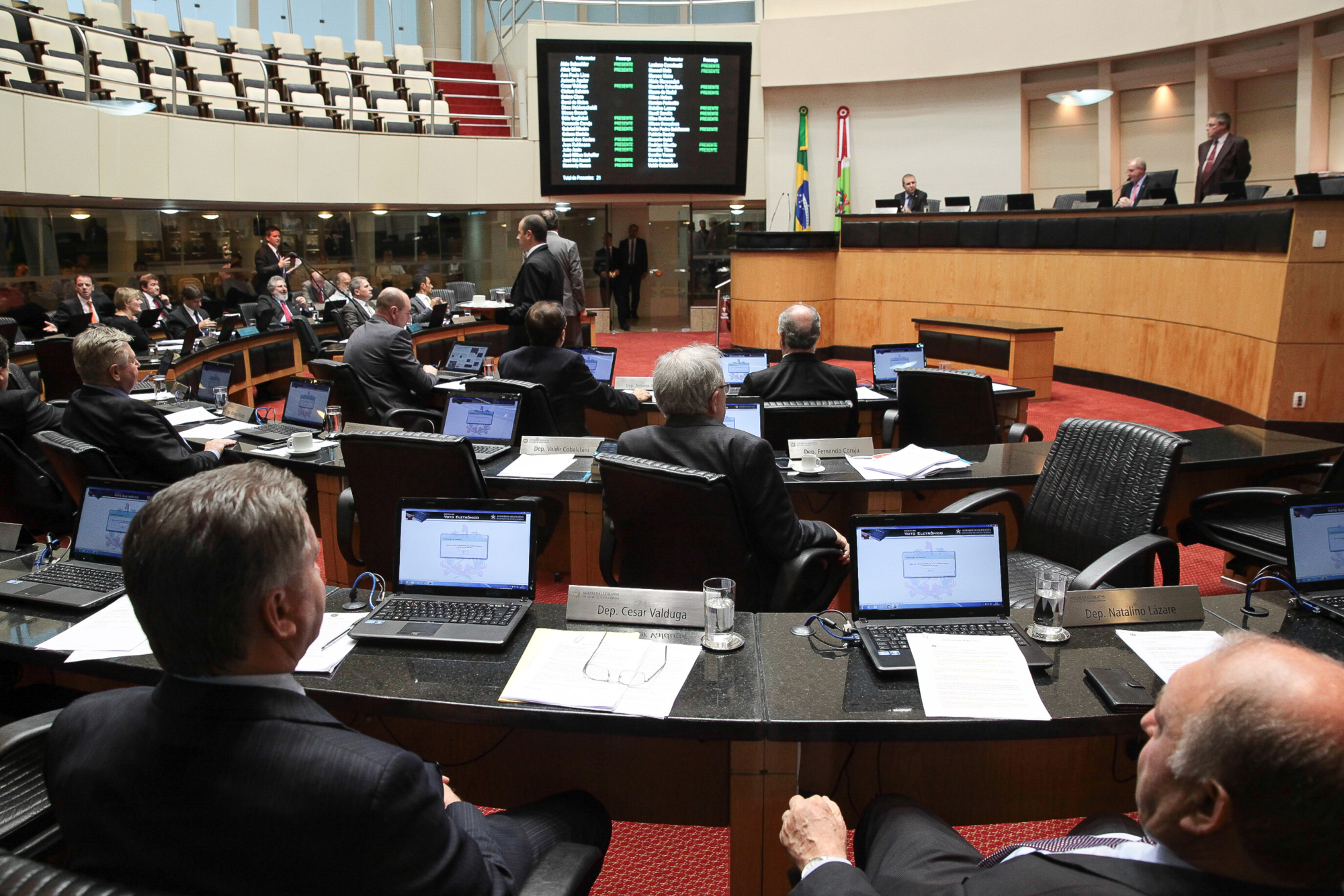 Plenário admite PEC e MP e derruba veto sobre protesto de títulos