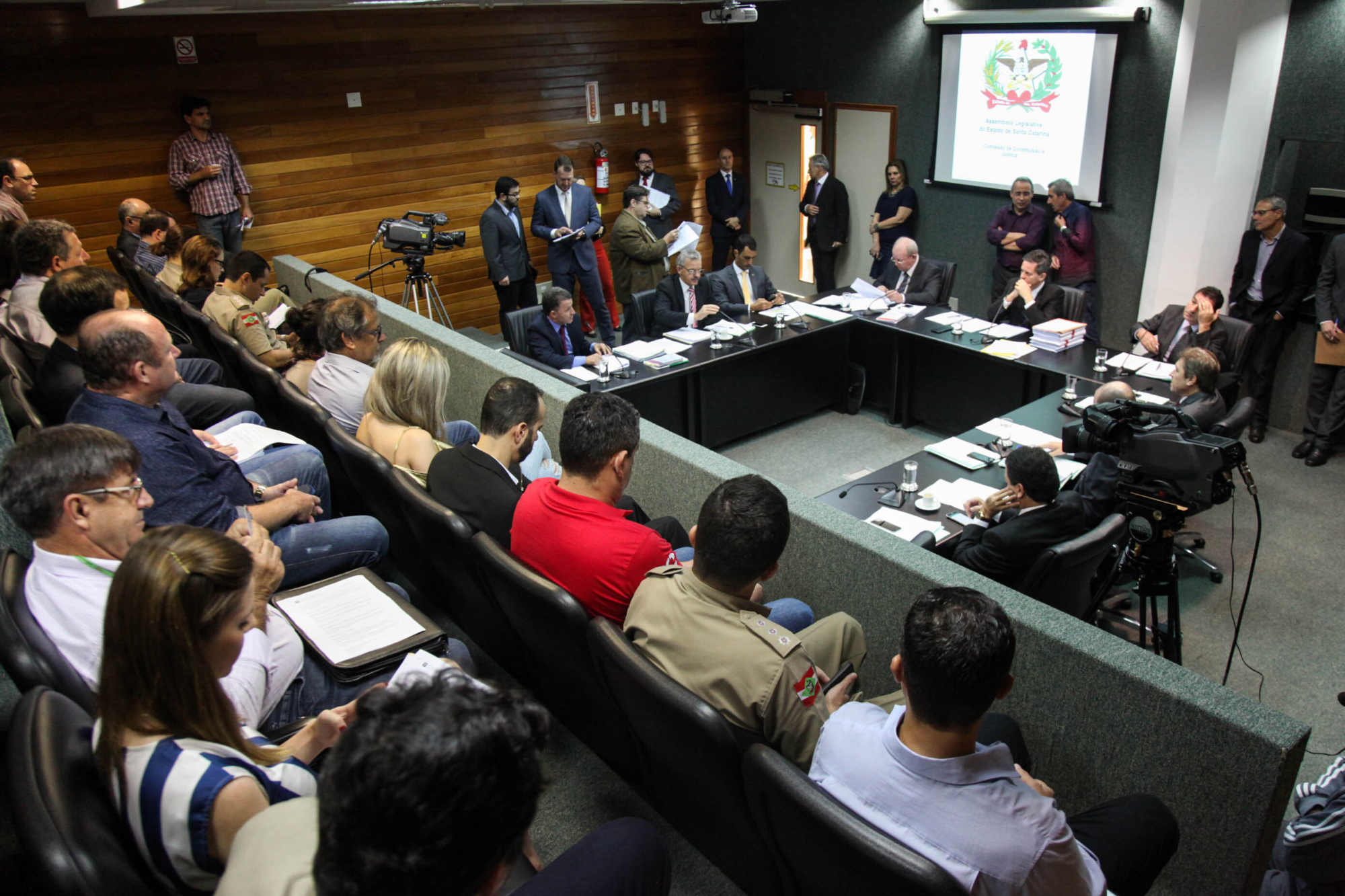 CCJ aprova admissibilidade de PEC que impede privatização da Casan