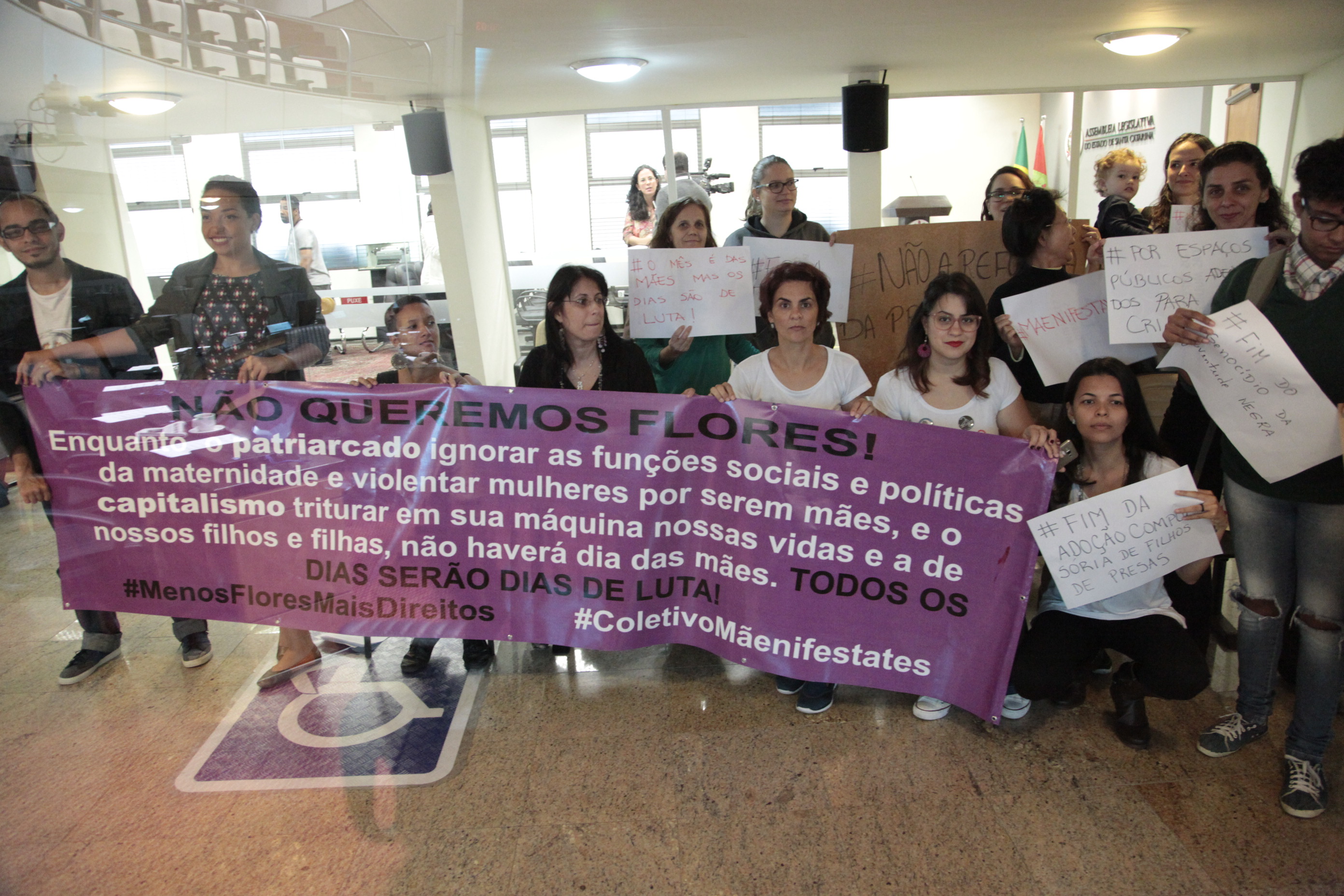 Coletivos de Mulheres Apresentam Manifesto (Mãenifesto) no Plenário da Alesc. Foto: Eduardo Guedes / Agência AL
