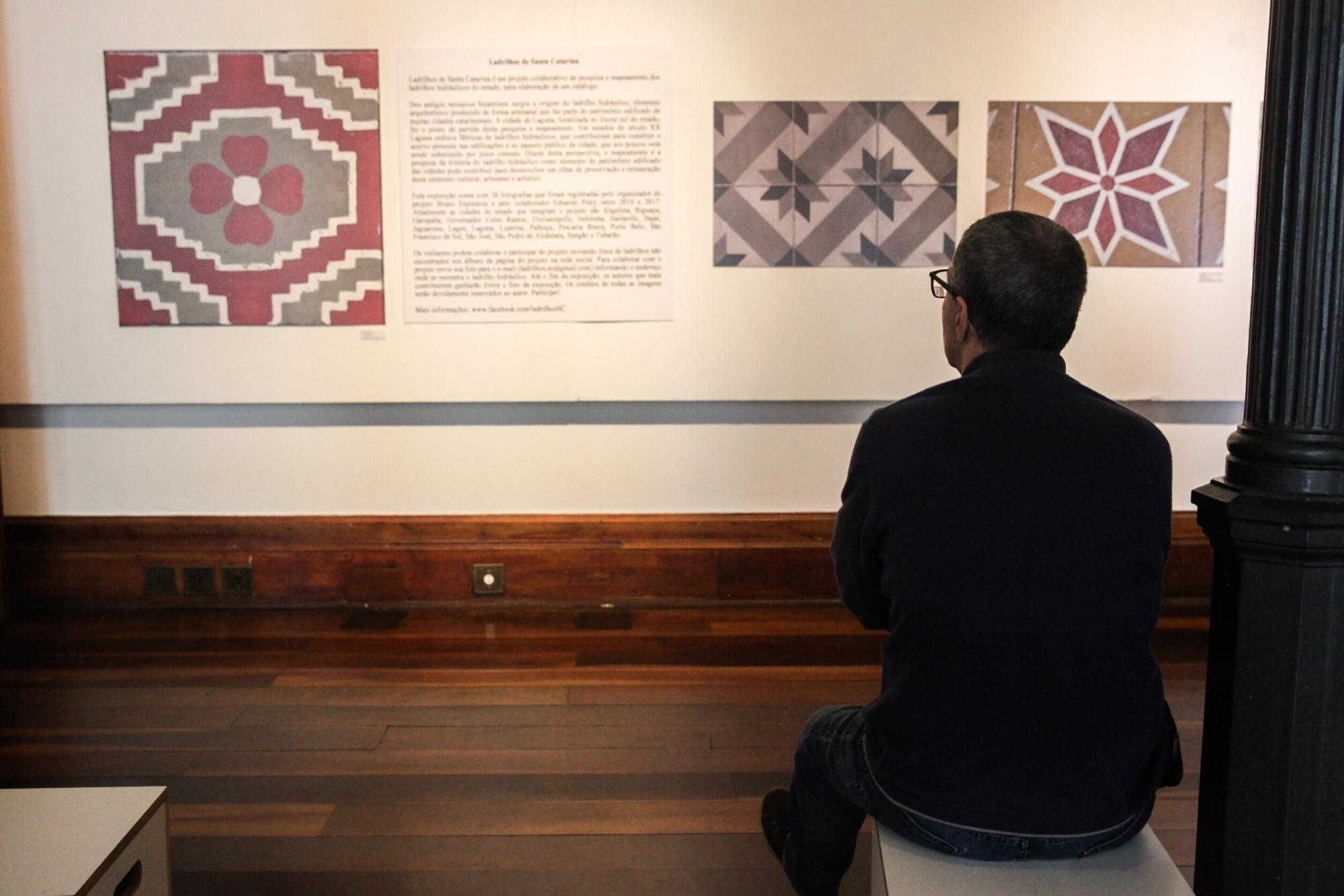 Exposição de ladrilhos hidráulicos resgata história do elemento arquitetônico
