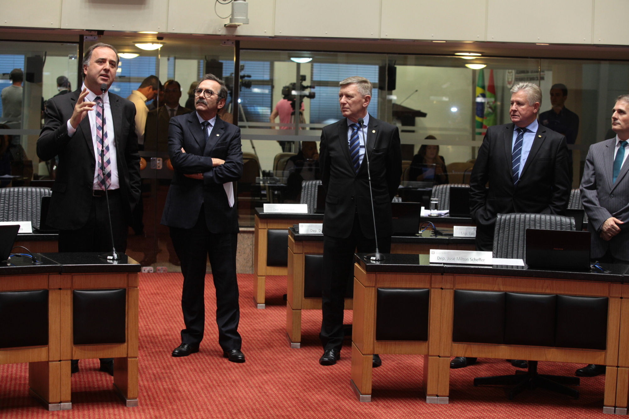 Reforma trabalhista recebe mais elogios que críticas dos deputados