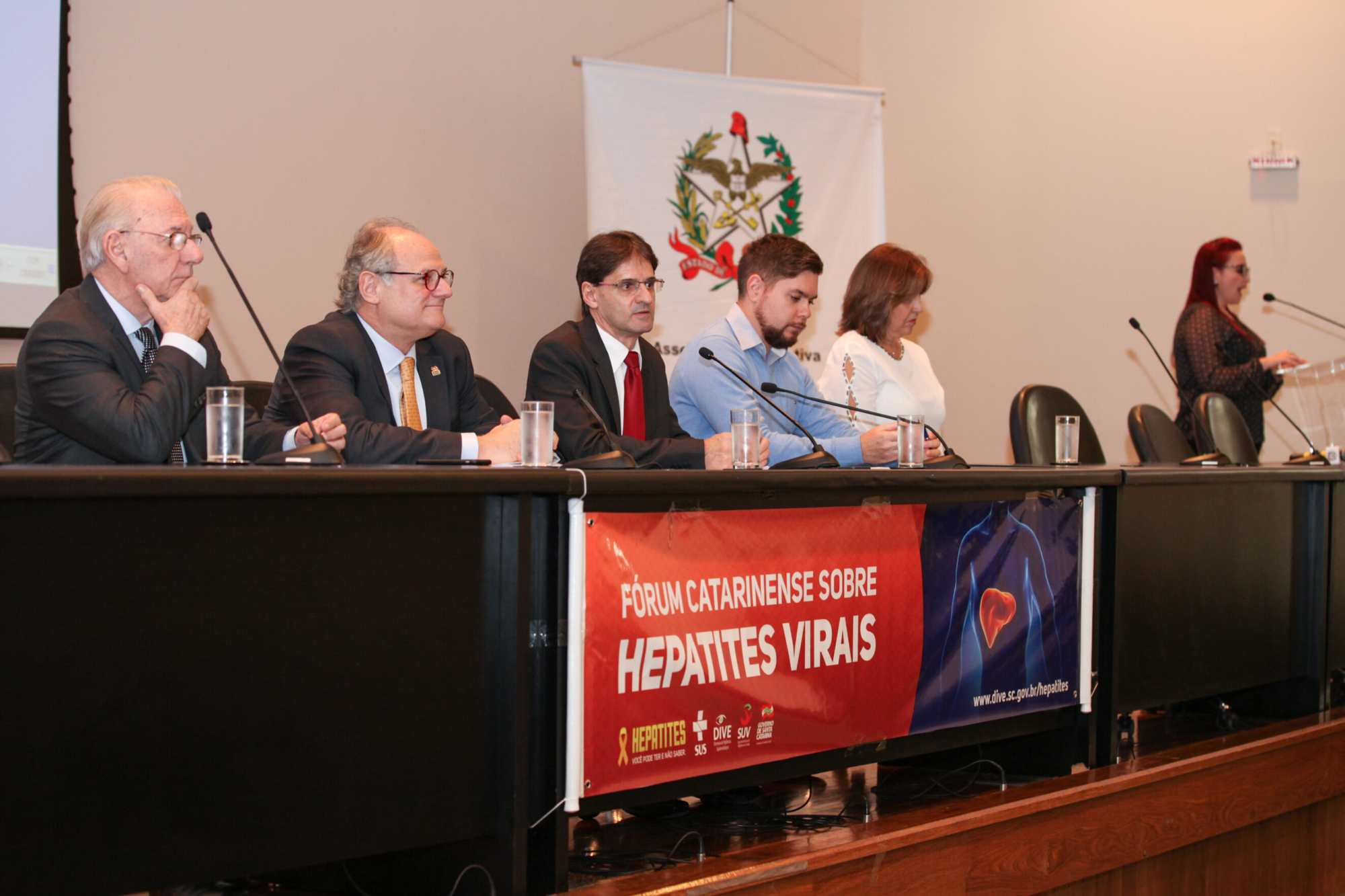 Autoridades em saúde debatem cenário e tratamento para hepatites virais em SC