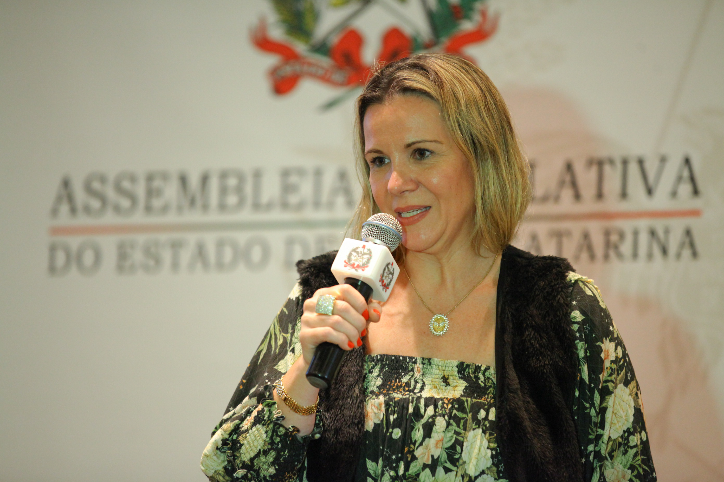 Carla Tirelle, médica neurologista. IV Seminário de Saúde e Prevenção das Deficiências das APAEs de Santa Catarina
