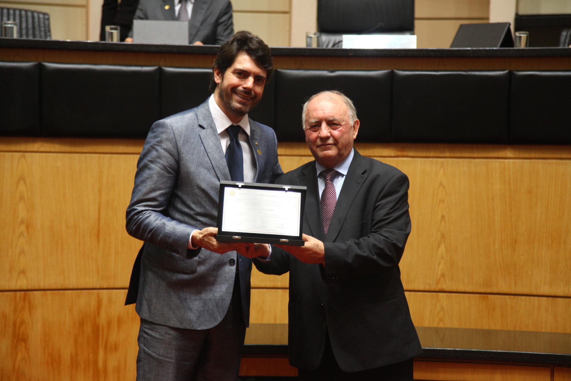 Evandro Carlos Badin, diretor executivo da Junior Achievement, recebe homenagem da Casa entregue pelo deputado Natalino Lázare