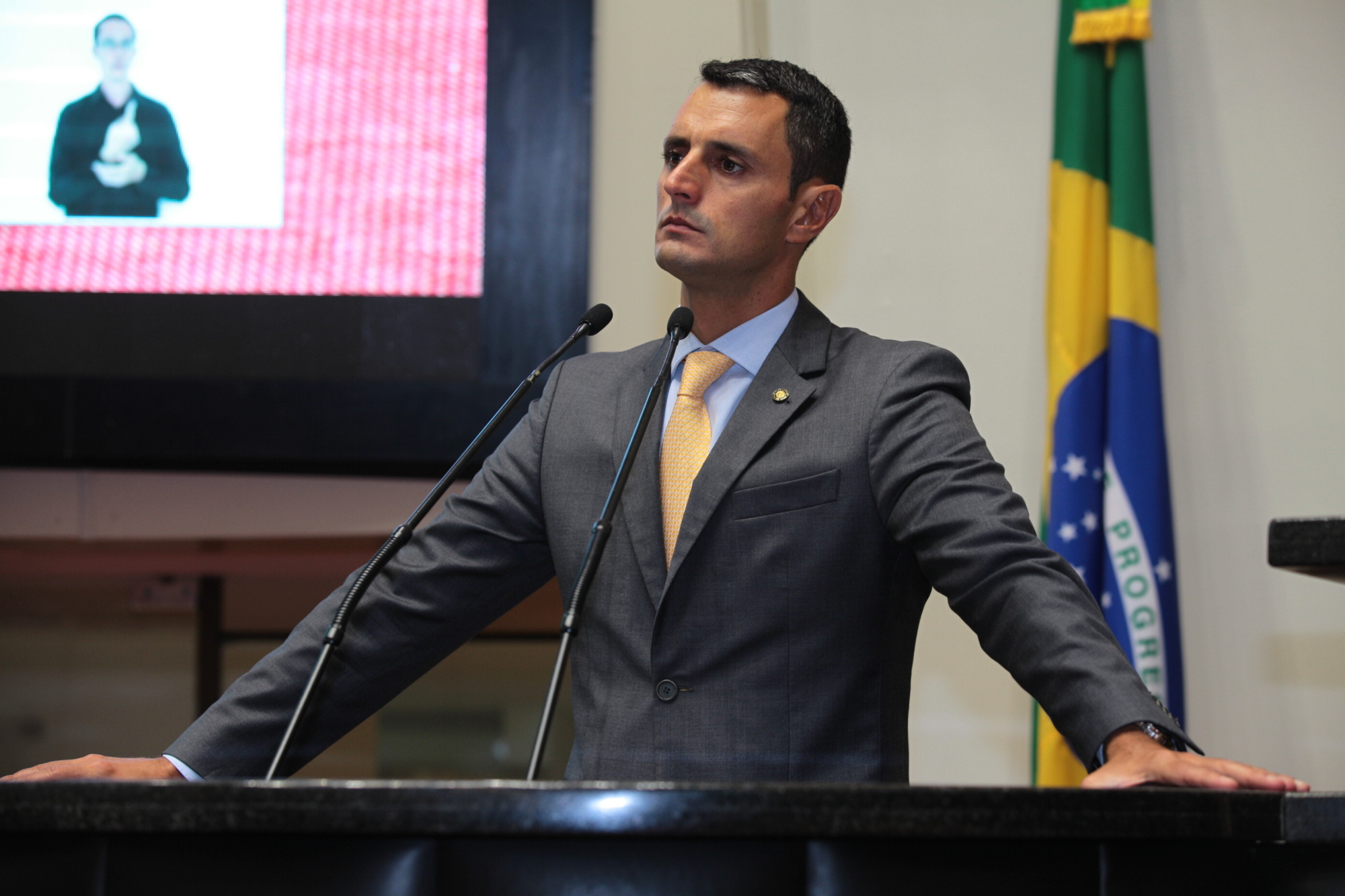 Parlamento começa a analisar PEC que proíbe venda do controle da Casan
