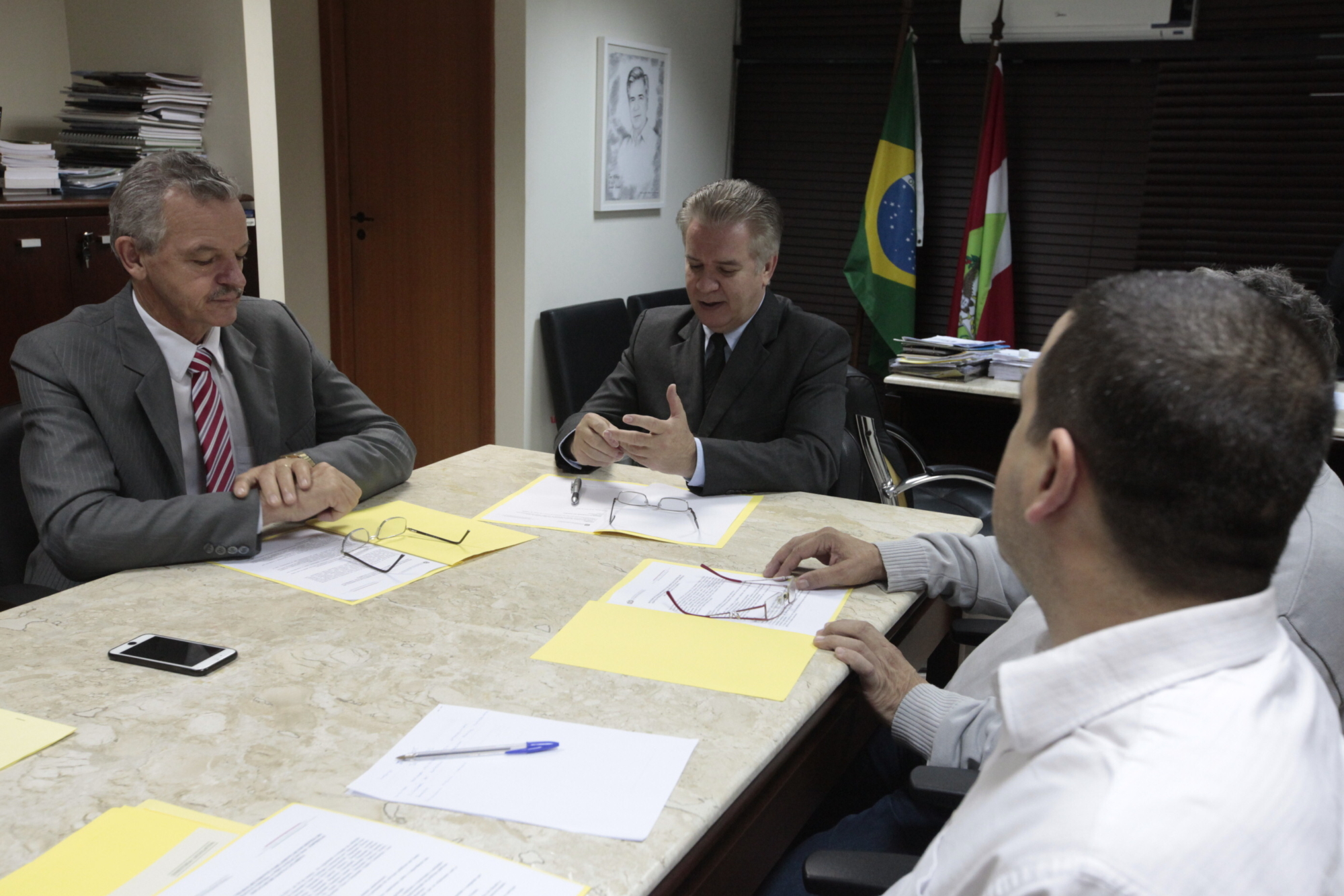 Frente parlamentar contra privatização de estatais é instalada na Alesc
