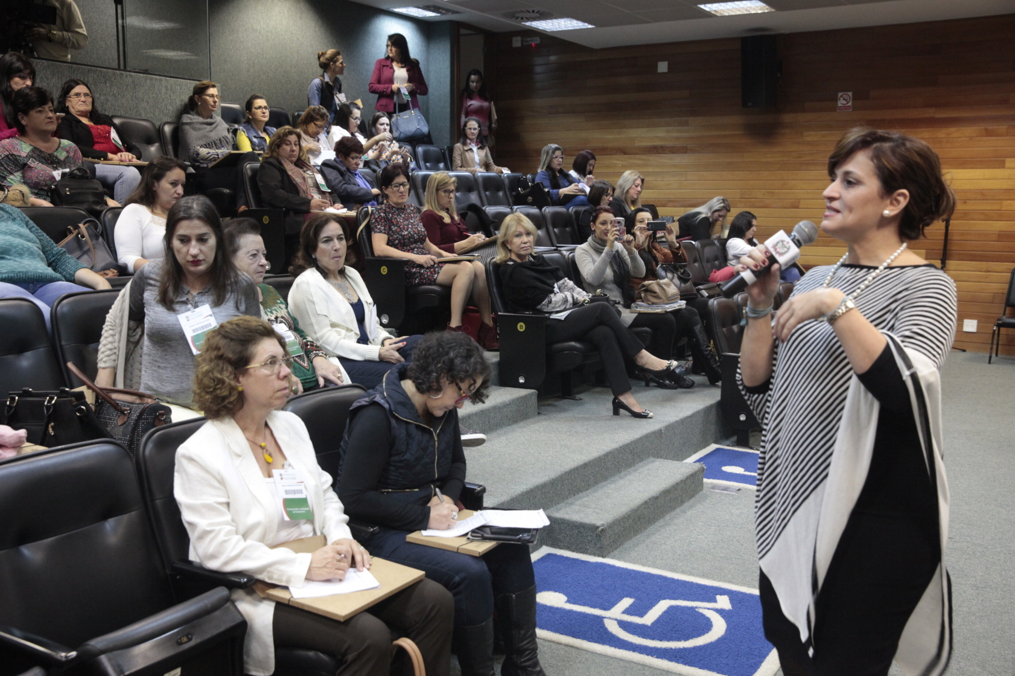 Júnia Rosa Soares, presidente da ENA, palestrou sobre a necessidade de políticas públicas para a quebra do padrão da divisão sexual do trabalho