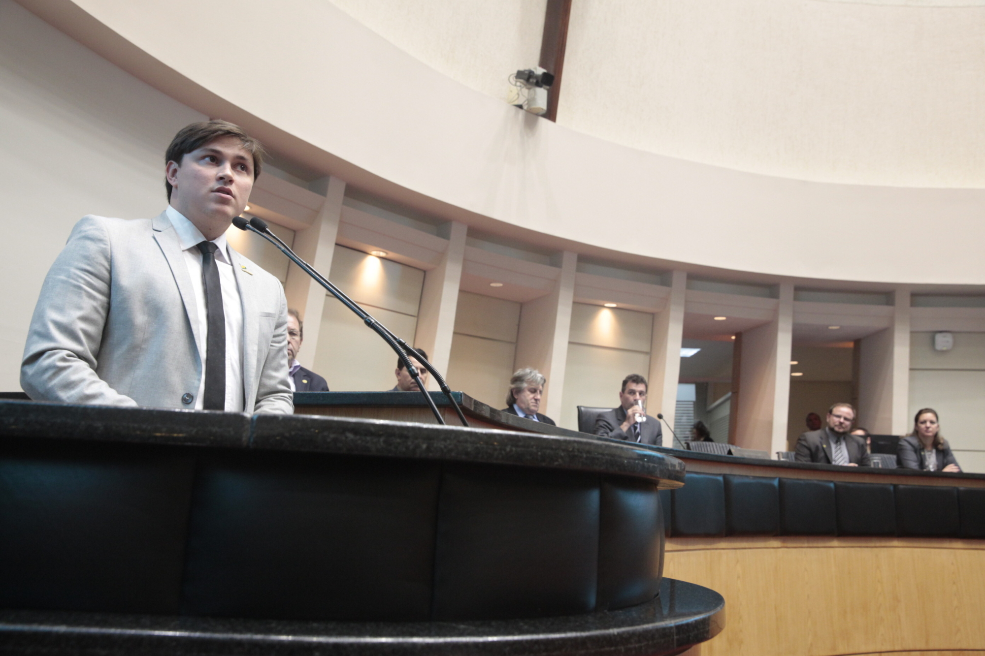 Lucas Schweitzer, presidente da Abeoc de Santa Catarina, discursa na tribuna.
