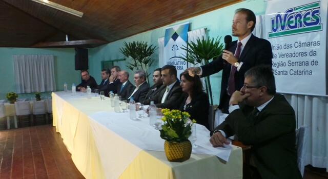 Deputado Gabriel Ribeiro na posse da Uveres, em Lages