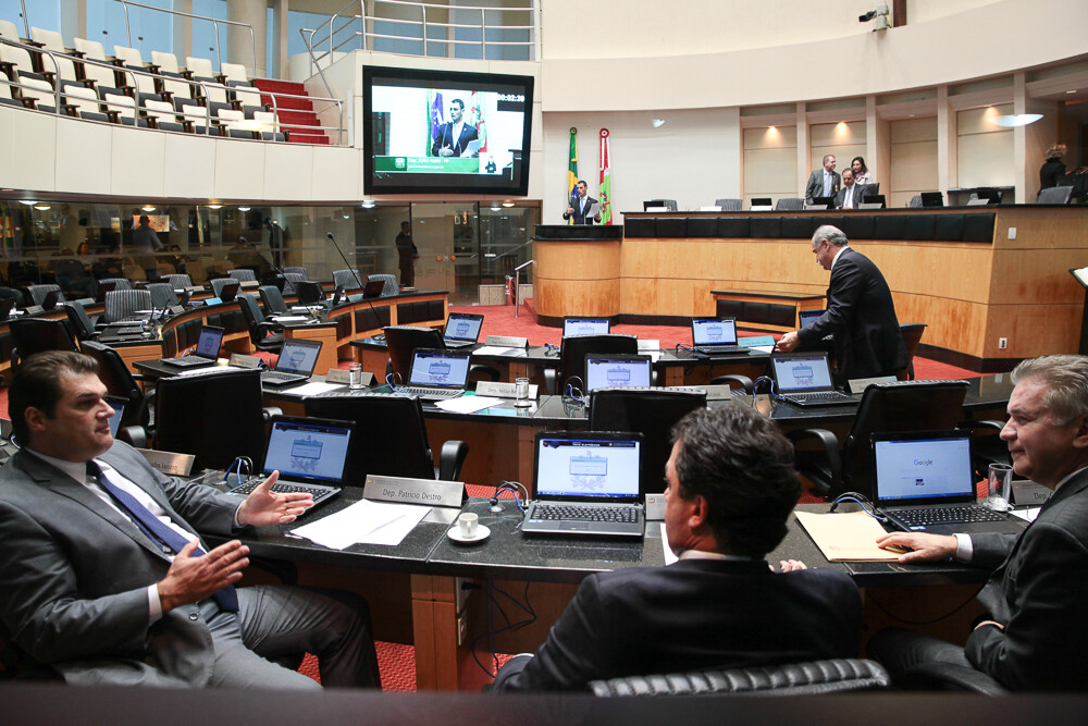 Enchentes e terrenos de marinha dominam sessão da Assembleia