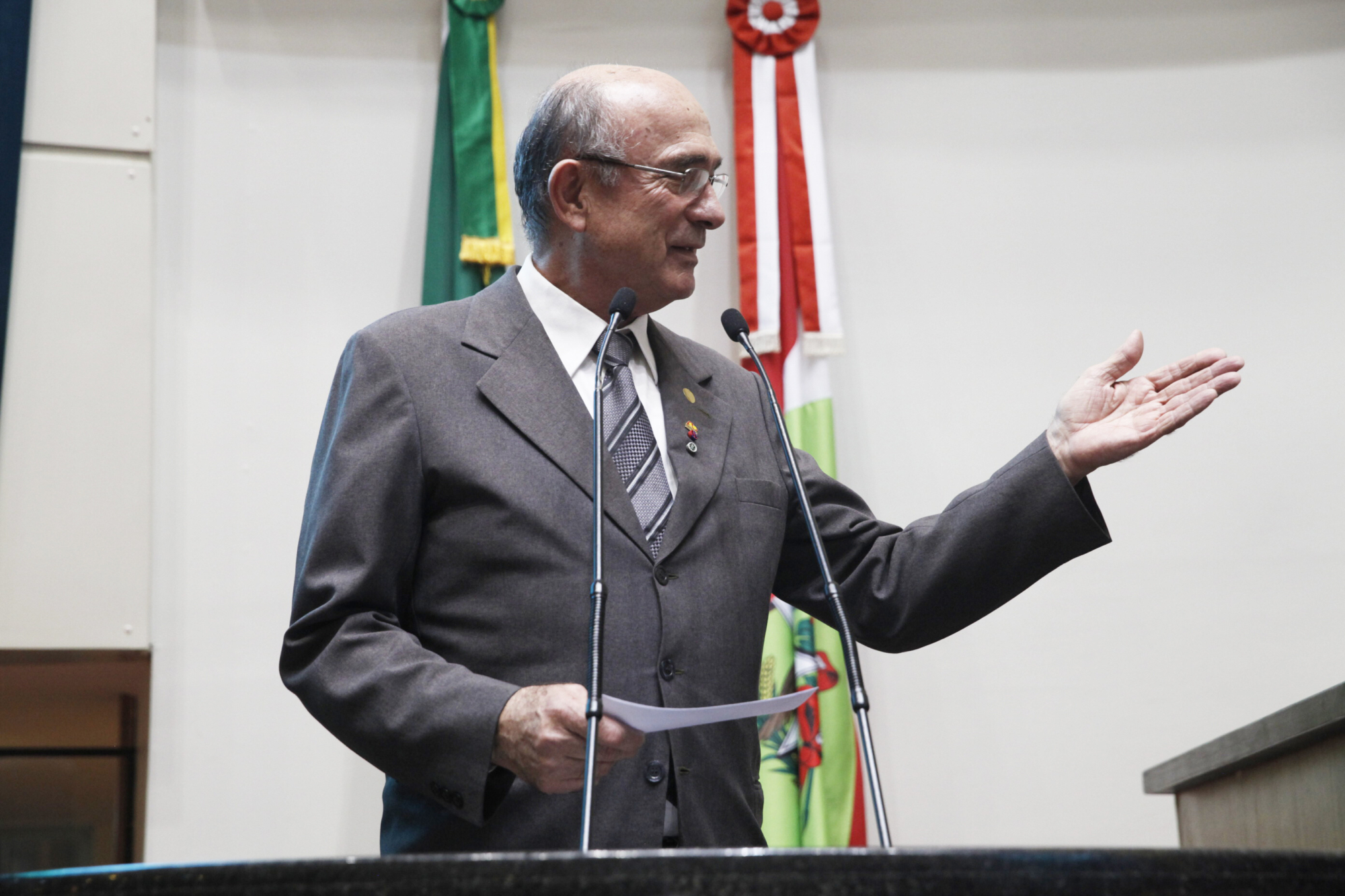 Osvaldo Luciani foi homenageado por contribuir para o fortalecimento do setor gráfico de SC