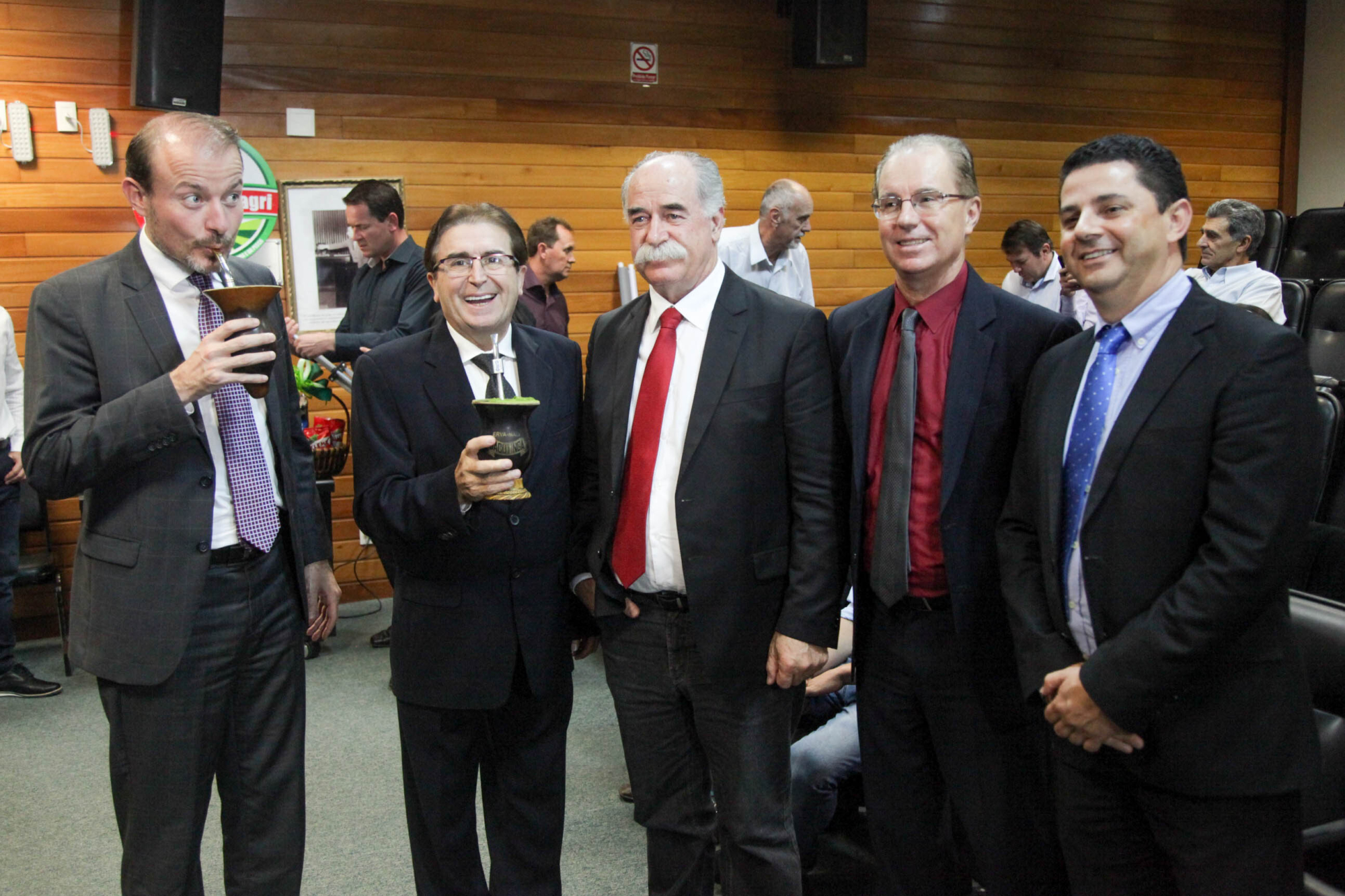 Deputados Gabriel Ribeiro, Antonio Aguiar e Romildo Titon, acompanhados de sindicalistas da indústria da erva-mate