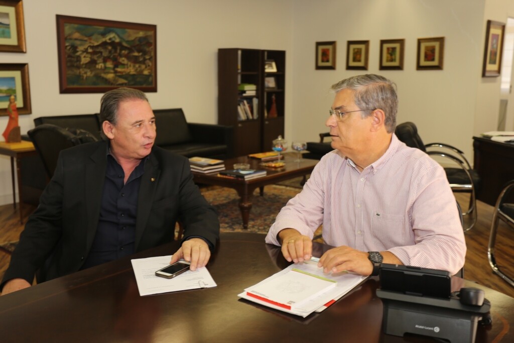 Deputado Doía Guglielmi com o vice-governador Eduardo Pinho Moreira: obras e recursos para Içara e região.FOTO: Jeferson Baldo/Divulgação