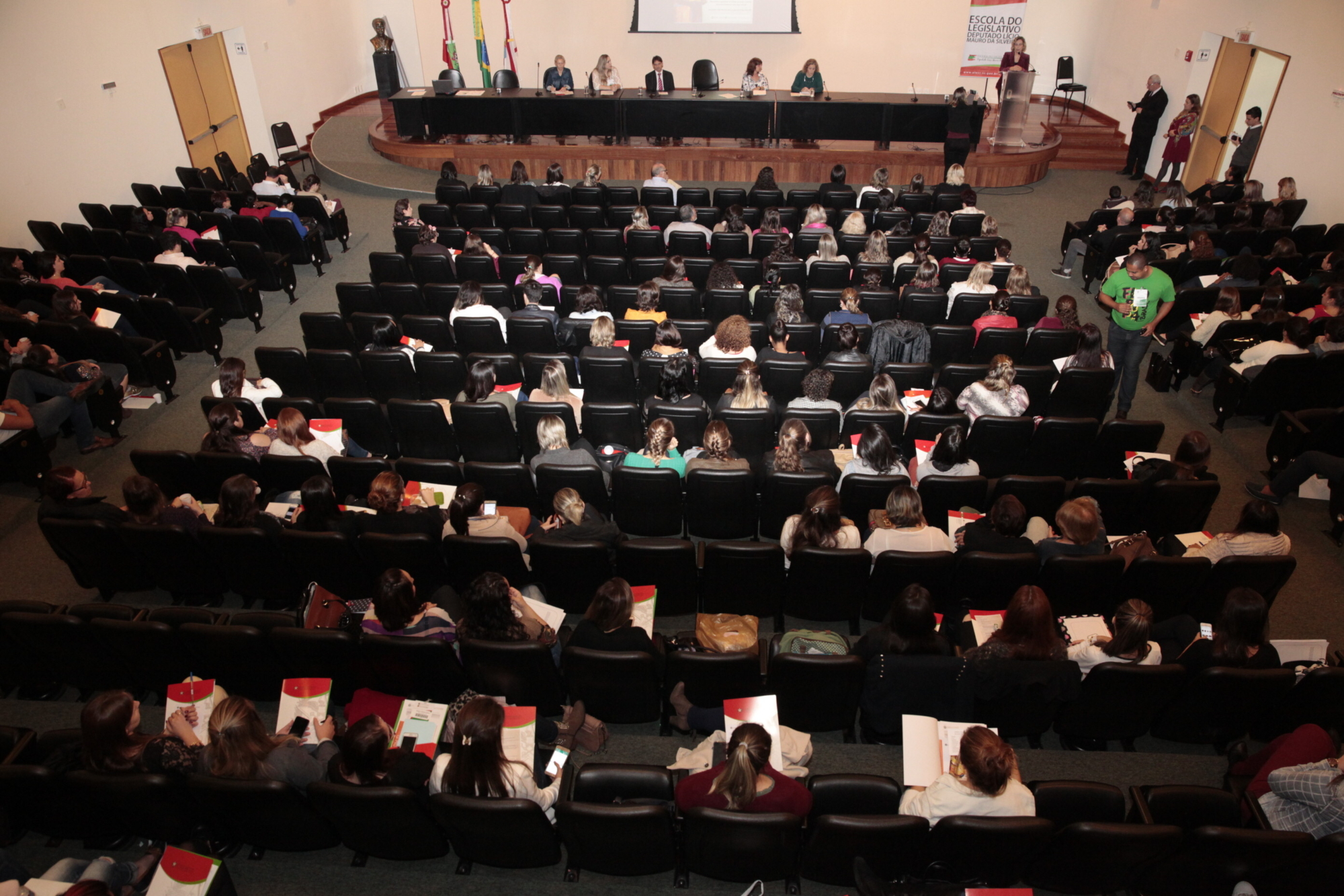 Assistência a mães e recém-nascidos é debatida em evento na Alesc