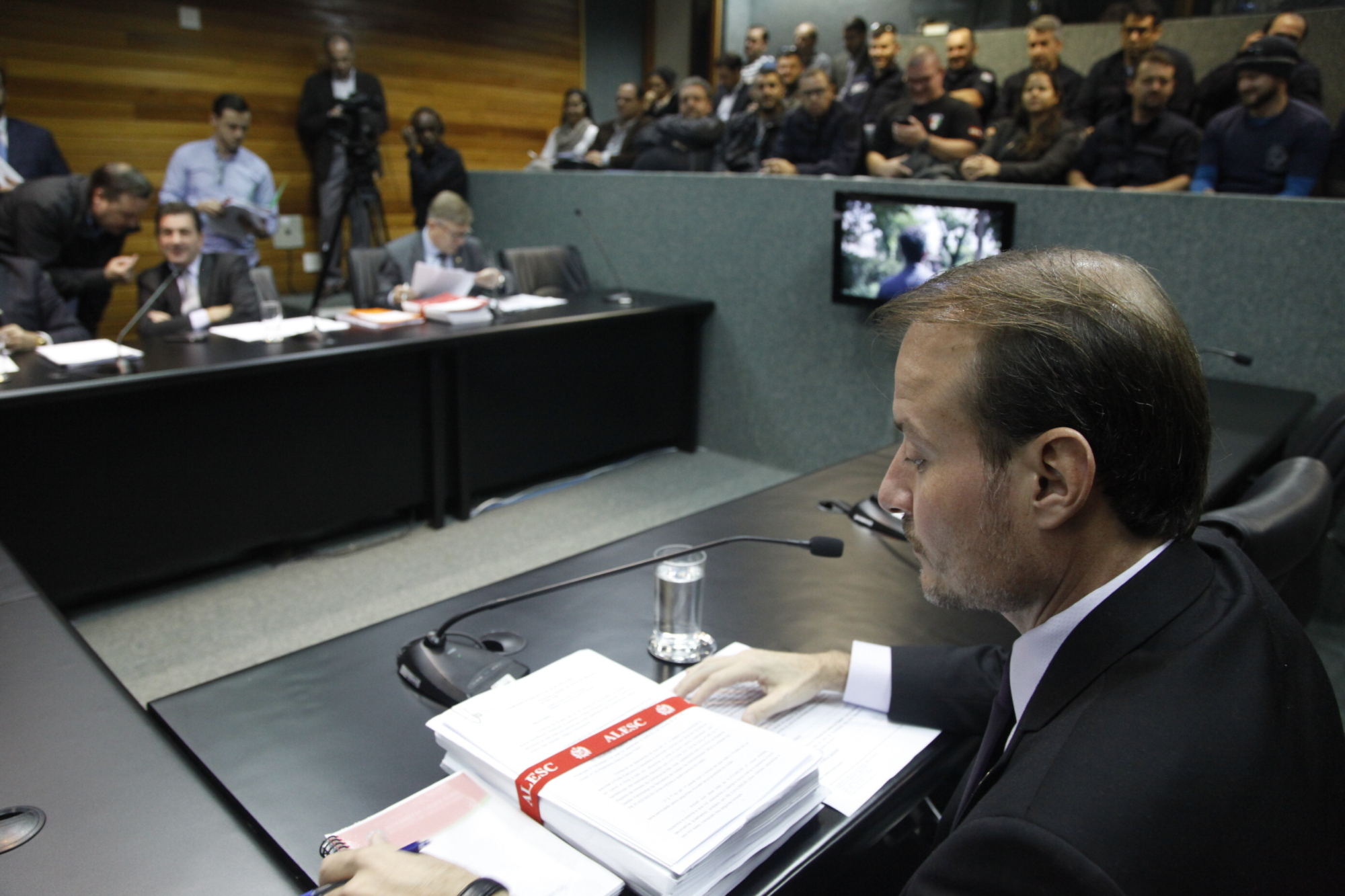 PEC que obriga a execução de emendas parlamentares avança nas comissões