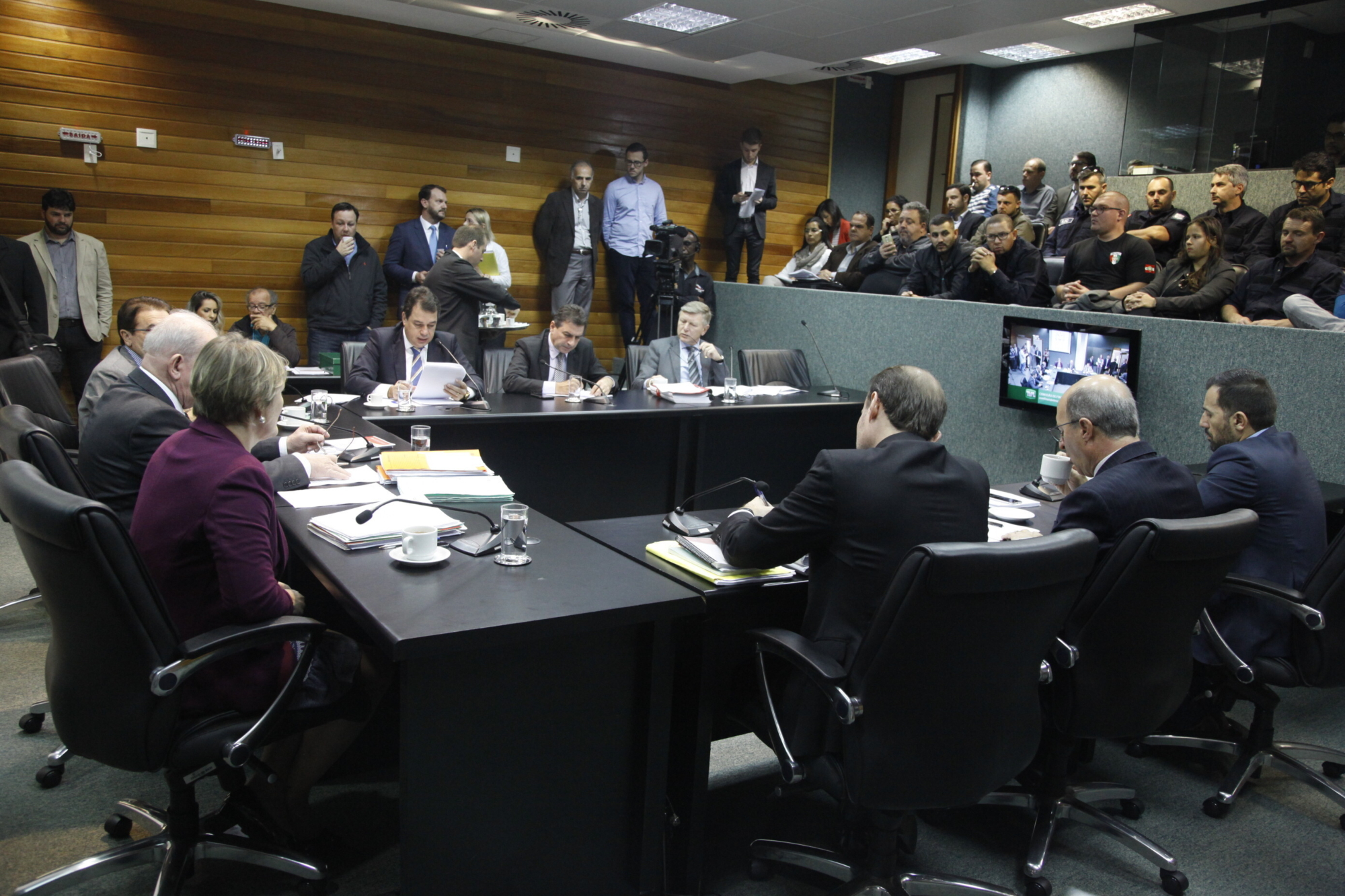 Comissão de Finanças aprova extinção da Cohab e Codesc, com uma emenda
