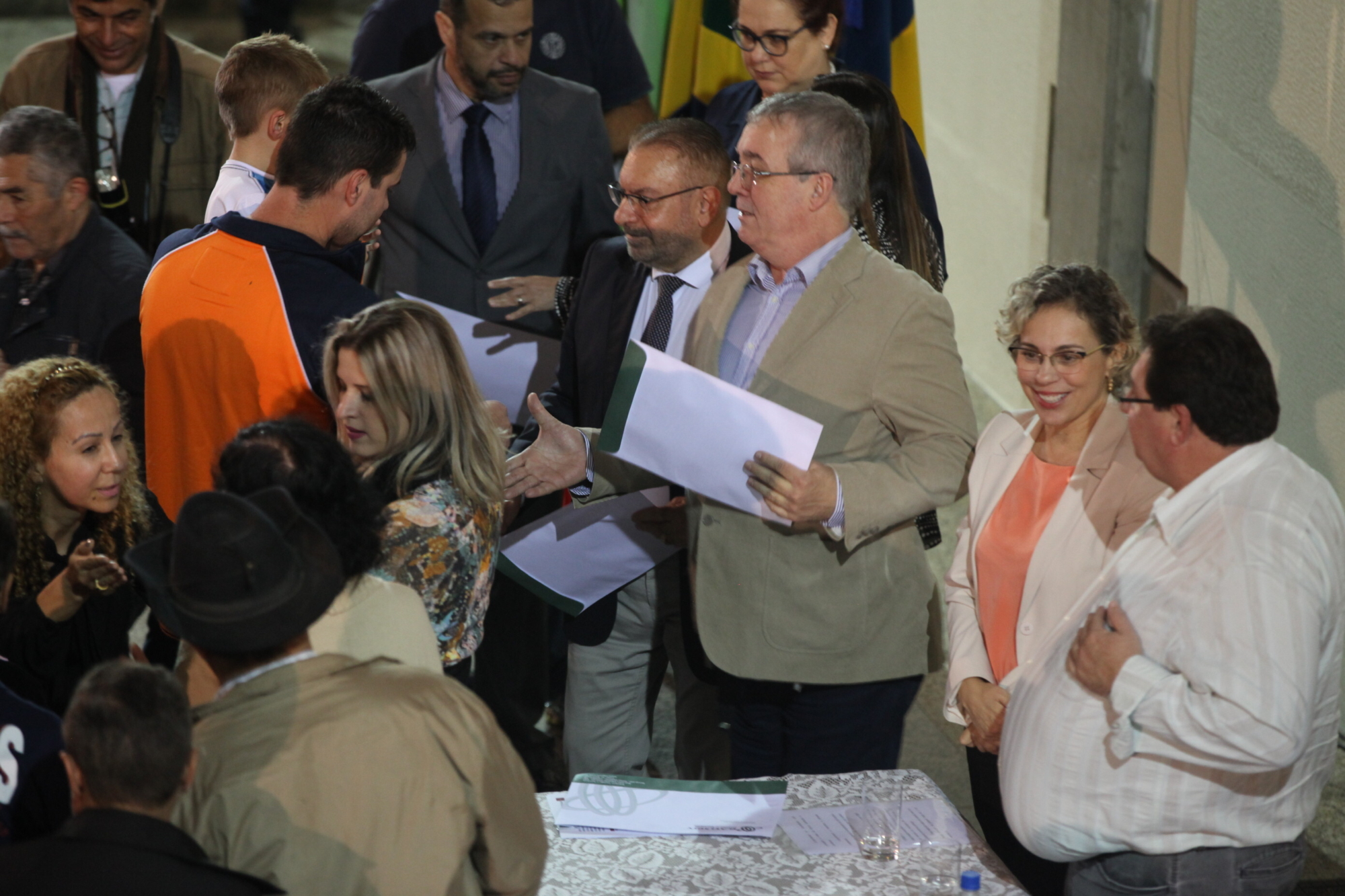 Prefeito Volnei Morastoni e desembargador Lédio Rosa de Andrade entregaram as escrituras às famílias